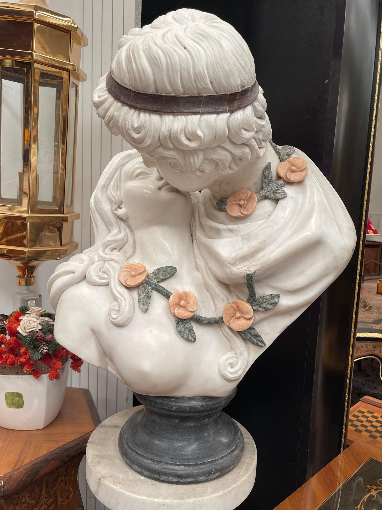 "Il Bacio Eterno" – Busto in Marmo Policromo Finemente Scolpito