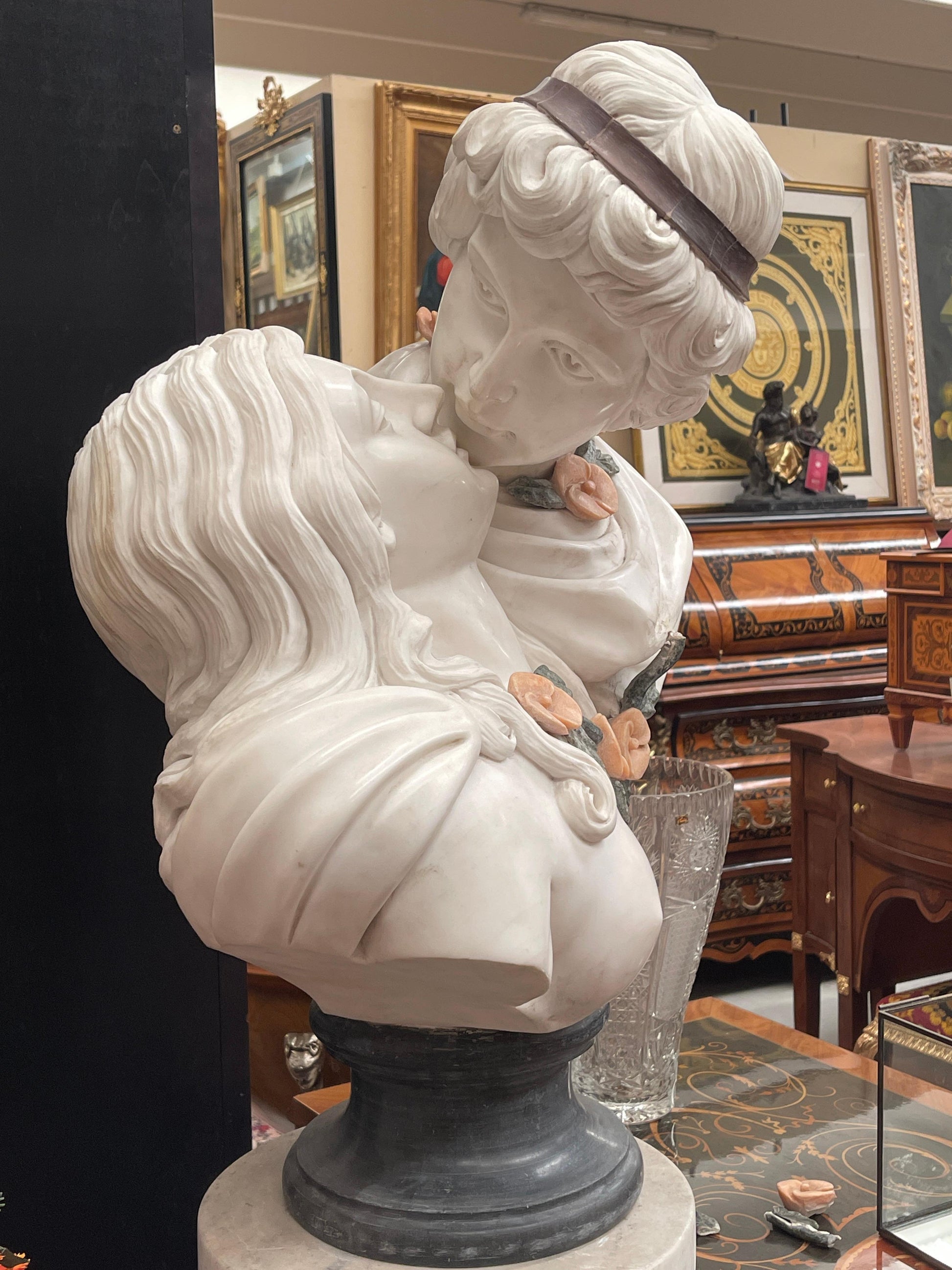 "Il Bacio Eterno" – Busto in Marmo Policromo Finemente Scolpito