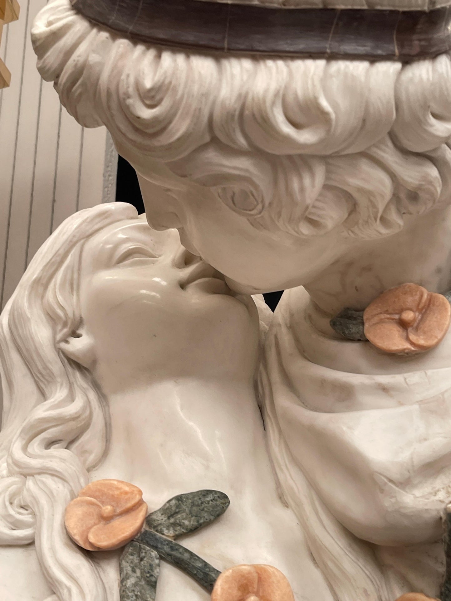 "Il Bacio Eterno" – Busto in Marmo Policromo Finemente Scolpito