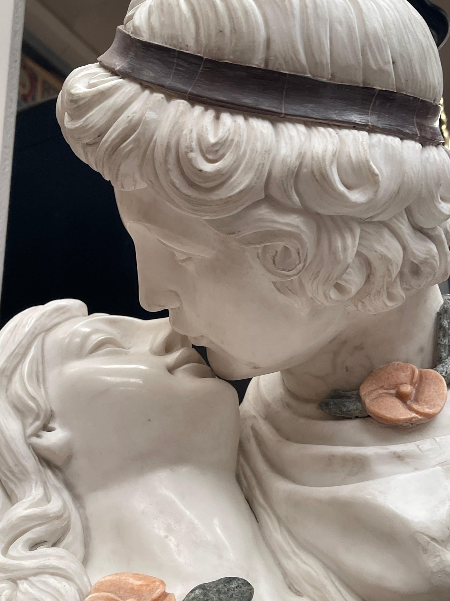"Il Bacio Eterno" – Busto in Marmo Policromo Finemente Scolpito