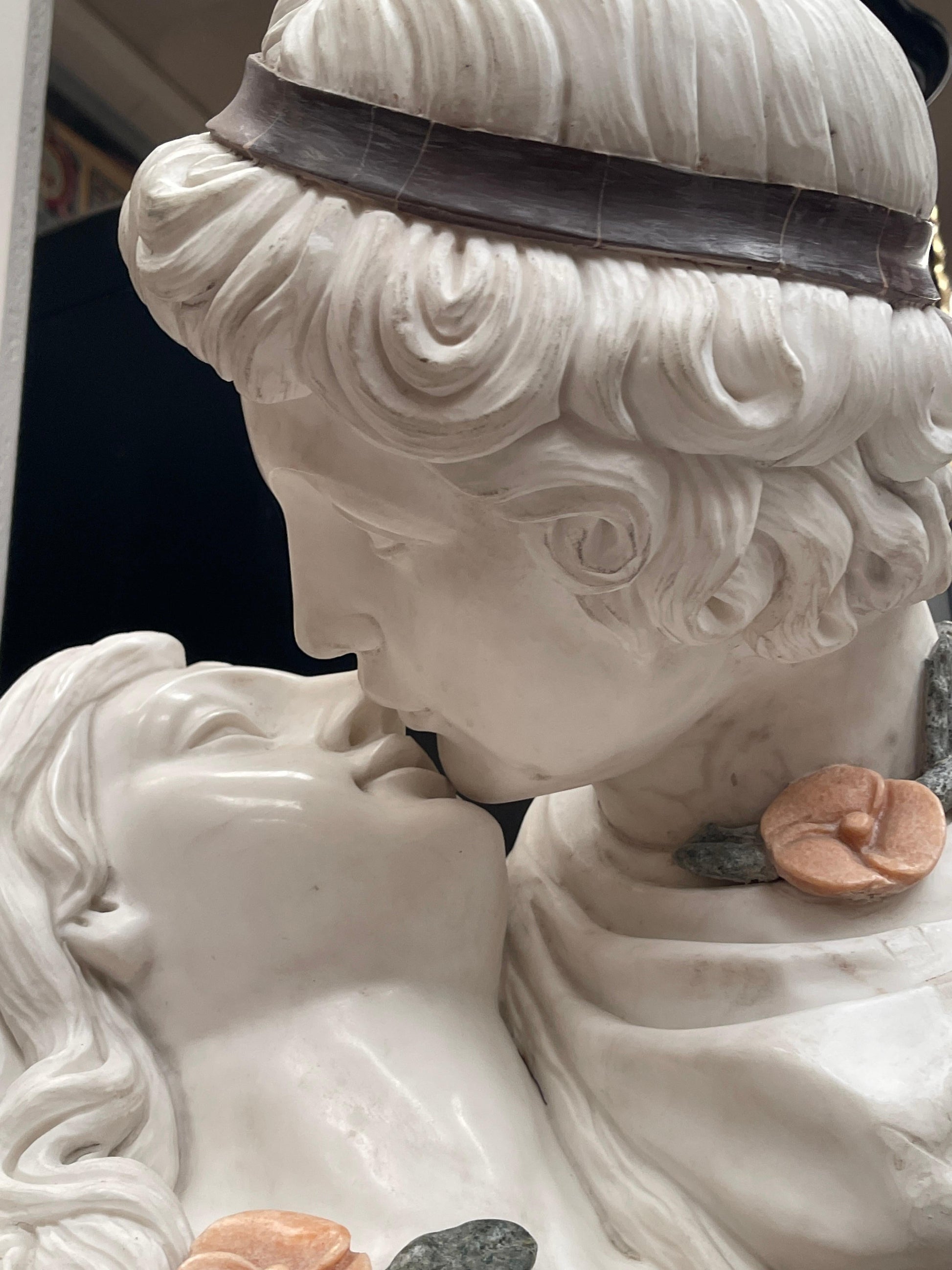 "Il Bacio Eterno" – Busto in Marmo Policromo Finemente Scolpito