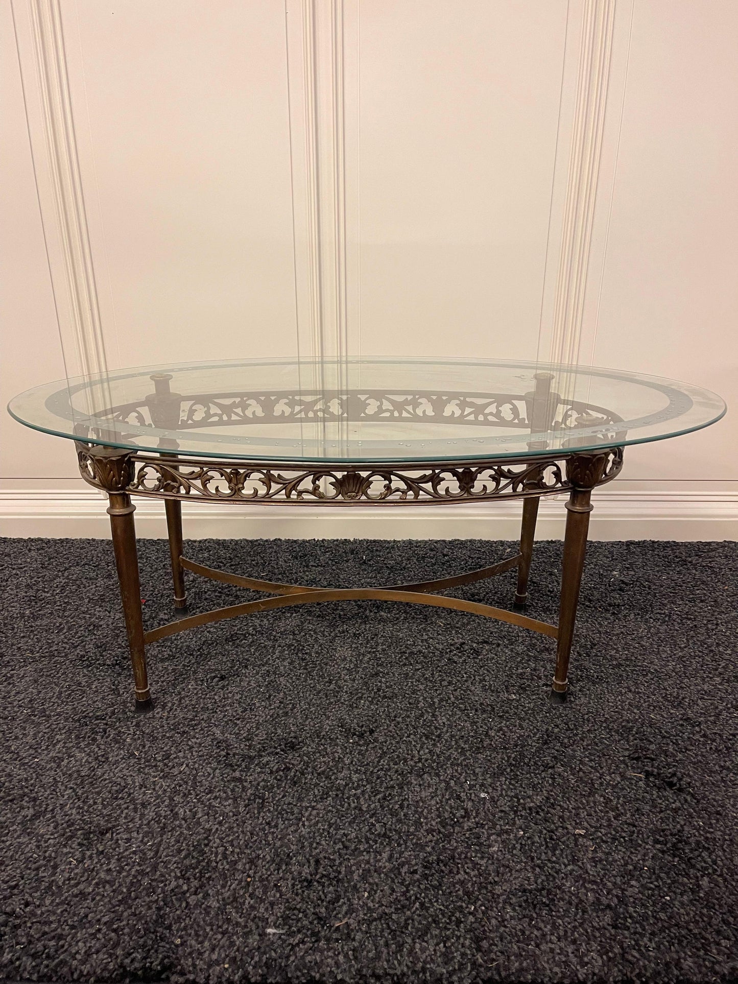 Tavolino da salotto ovale in vetro e ottone, stile classico elegante anni '50