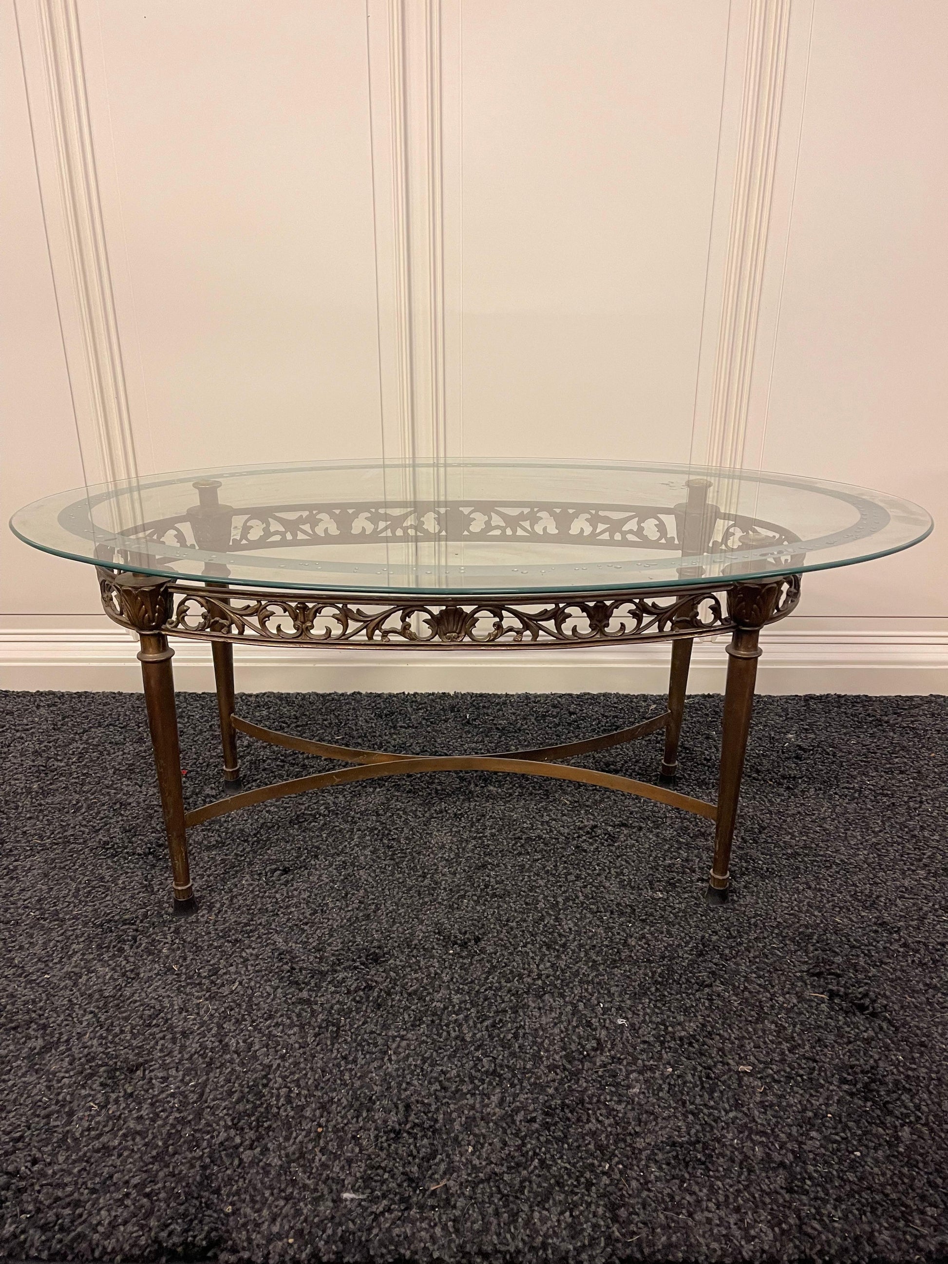 Tavolino da salotto ovale in vetro e ottone, stile classico elegante anni '50