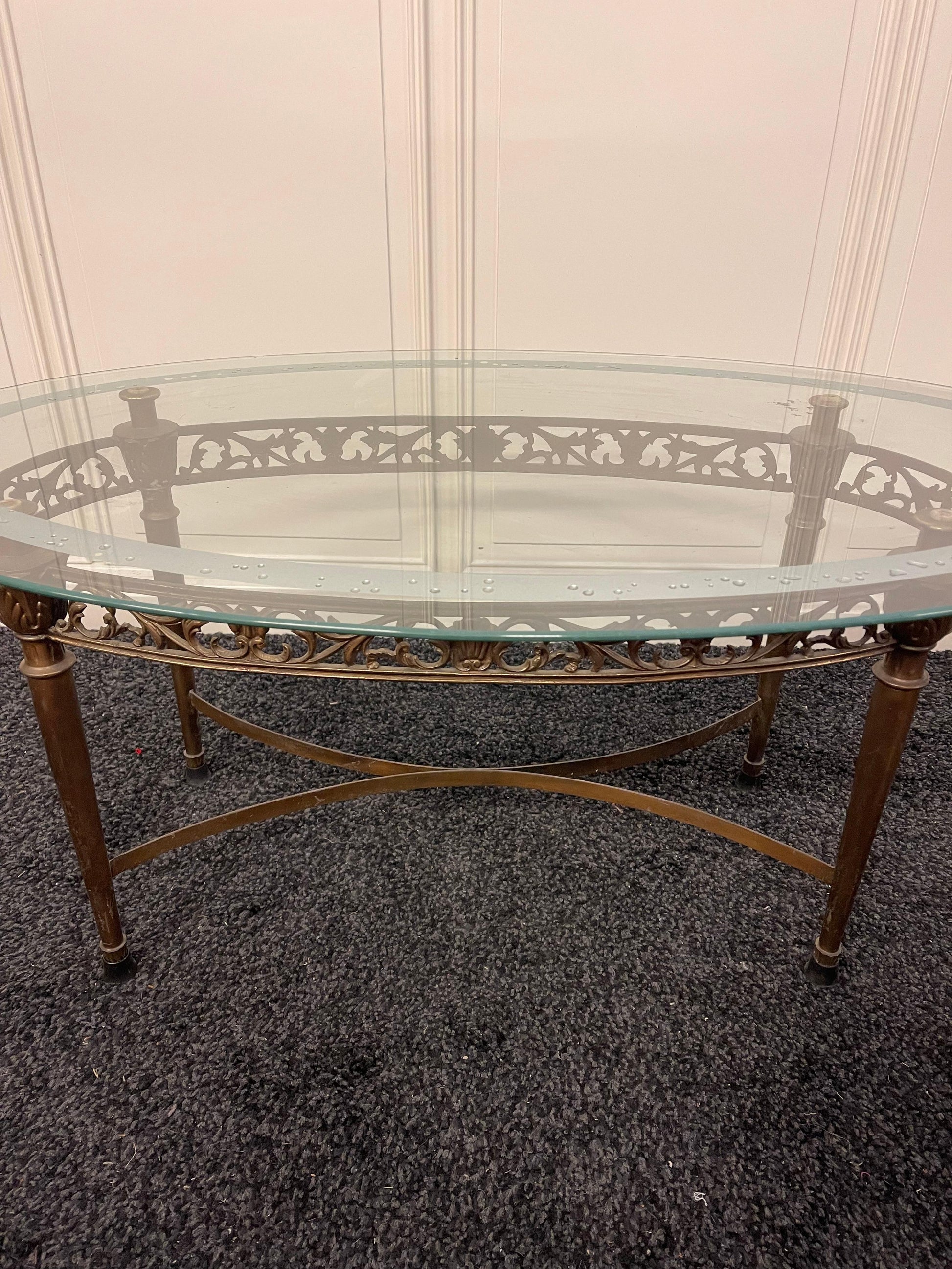 Tavolino da salotto ovale in vetro e ottone, stile classico elegante anni '50