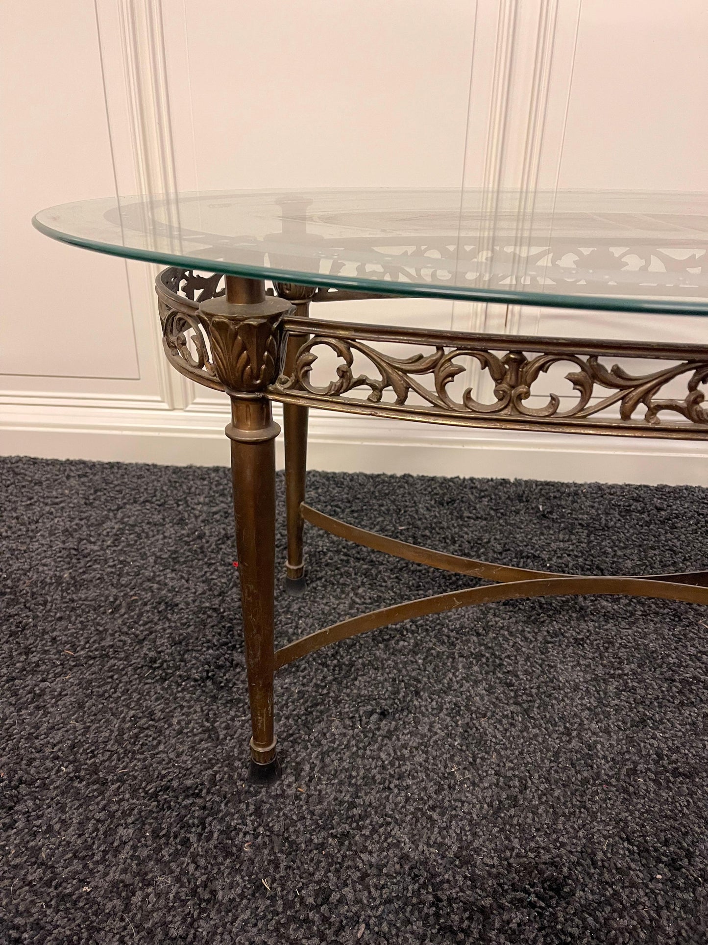 Tavolino da salotto ovale in vetro e ottone, stile classico elegante anni '50