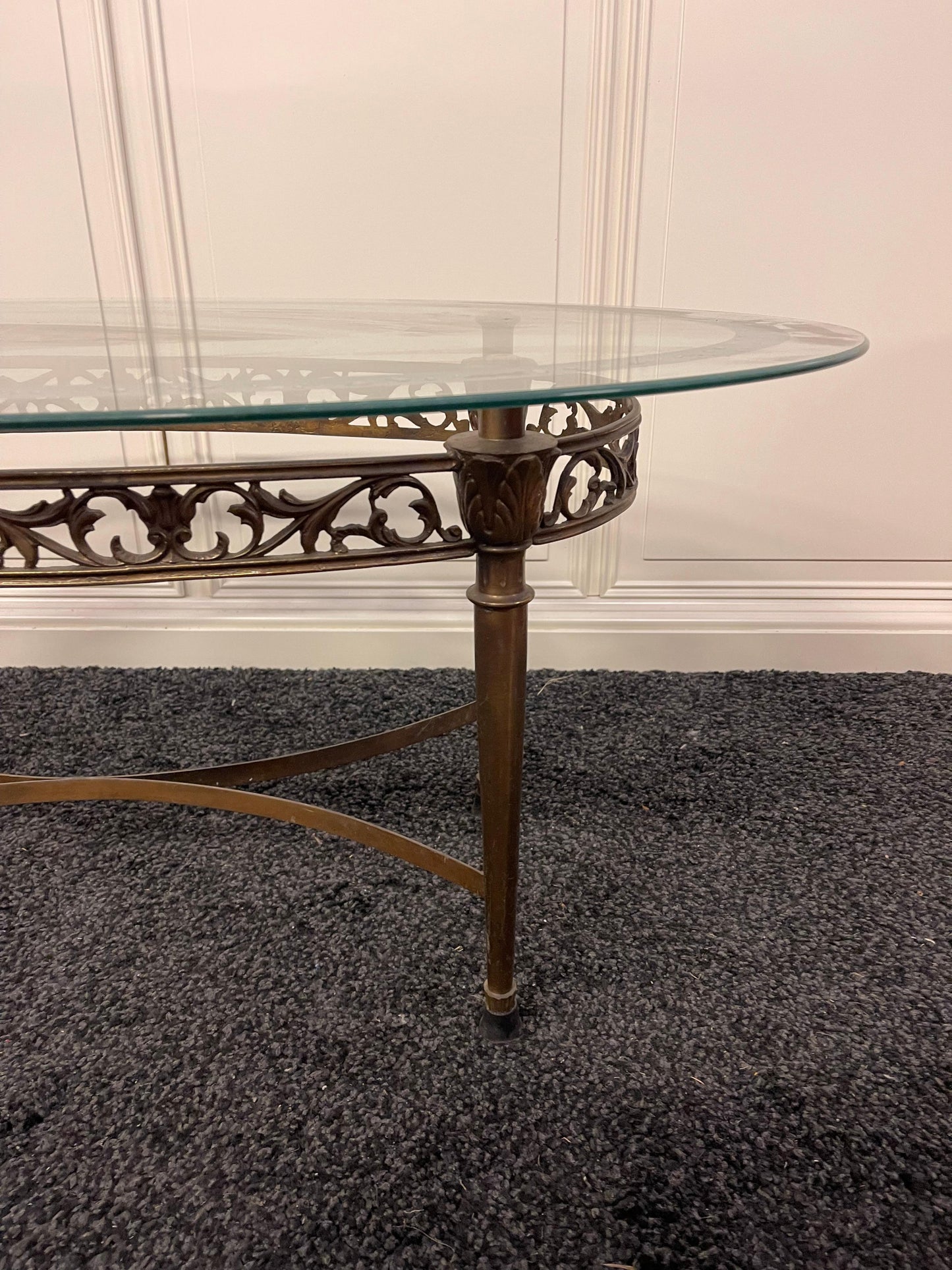 Tavolino da salotto ovale in vetro e ottone, stile classico elegante anni '50