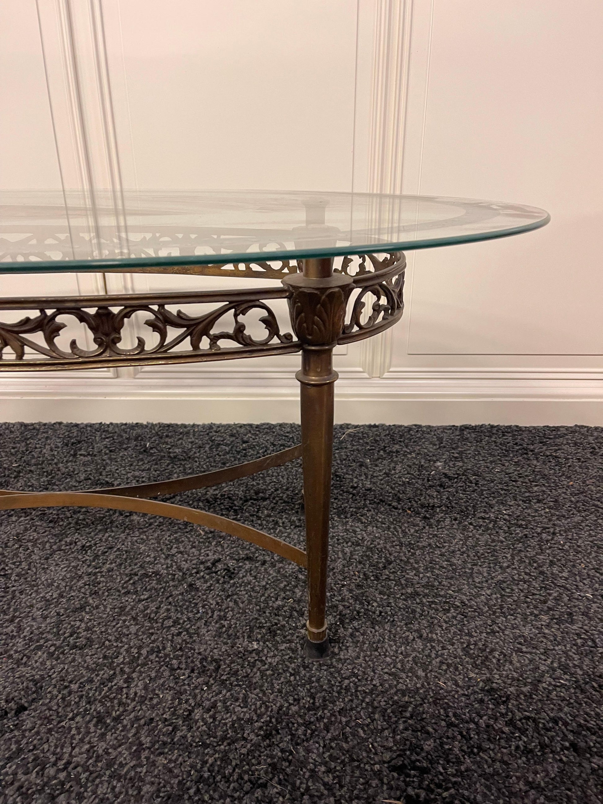 Tavolino da salotto ovale in vetro e ottone, stile classico elegante anni '50