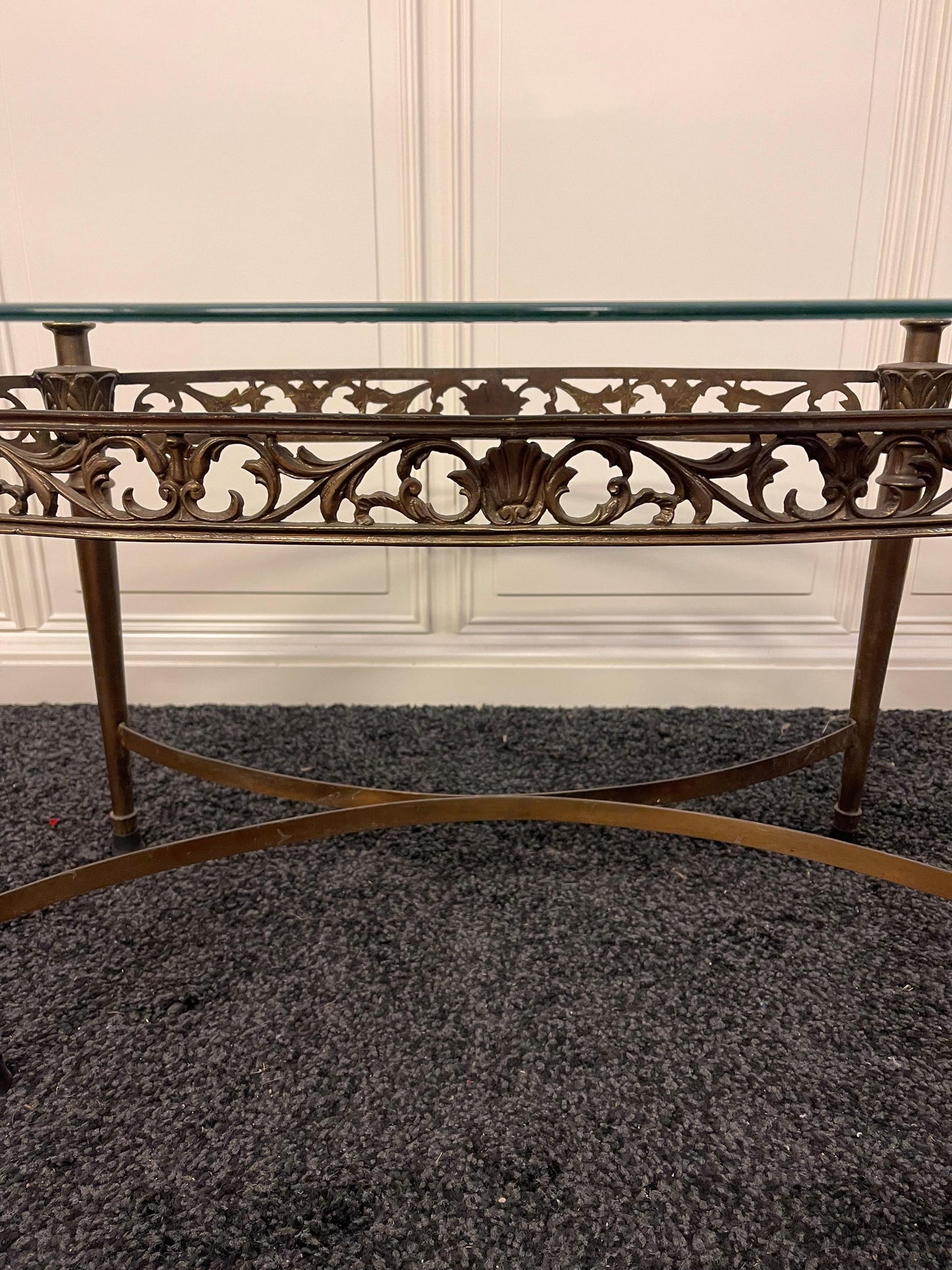 Tavolino da salotto ovale in vetro e ottone, stile classico elegante anni '50