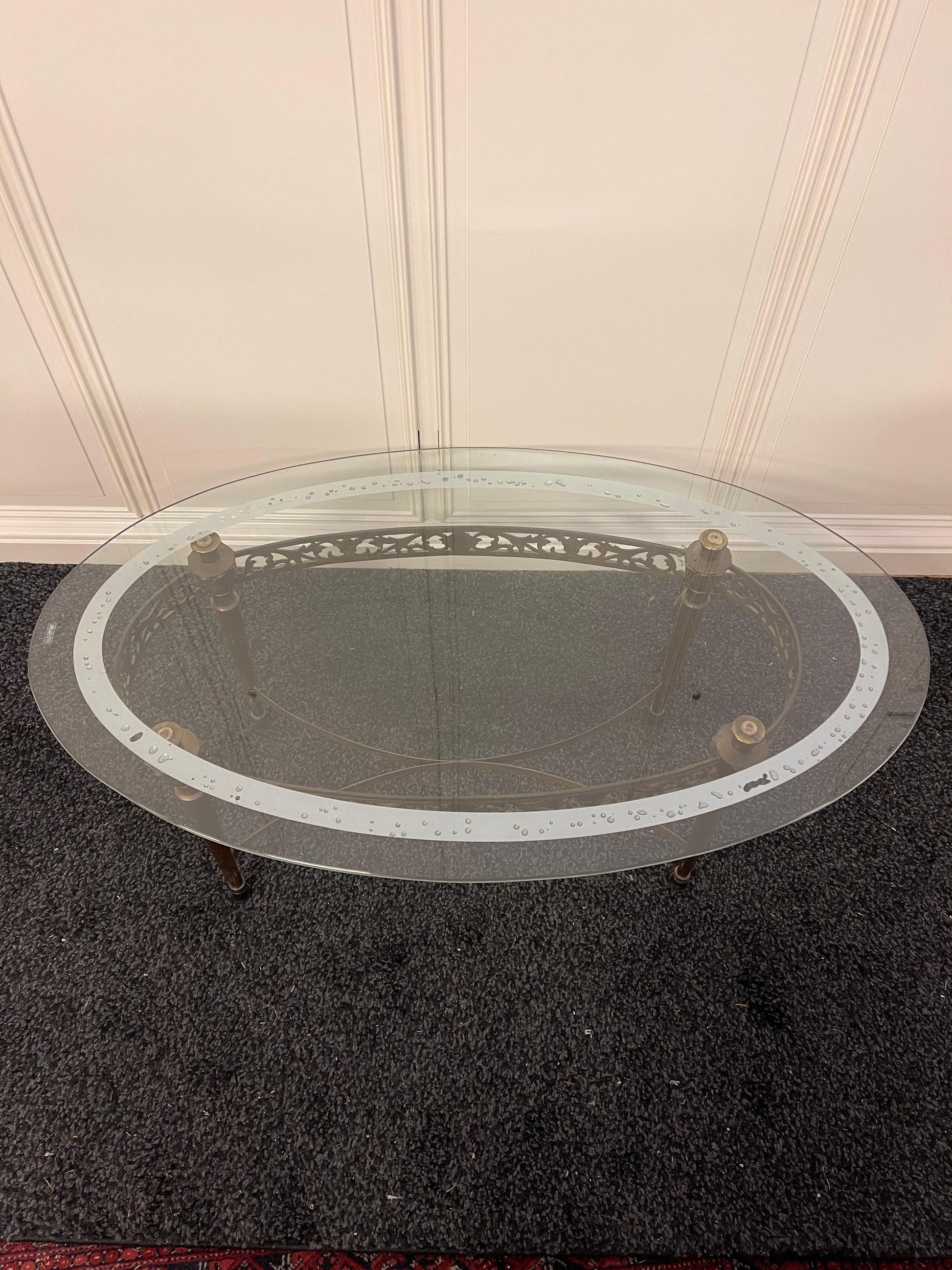 Tavolino da salotto ovale in vetro e ottone, stile classico elegante anni '50