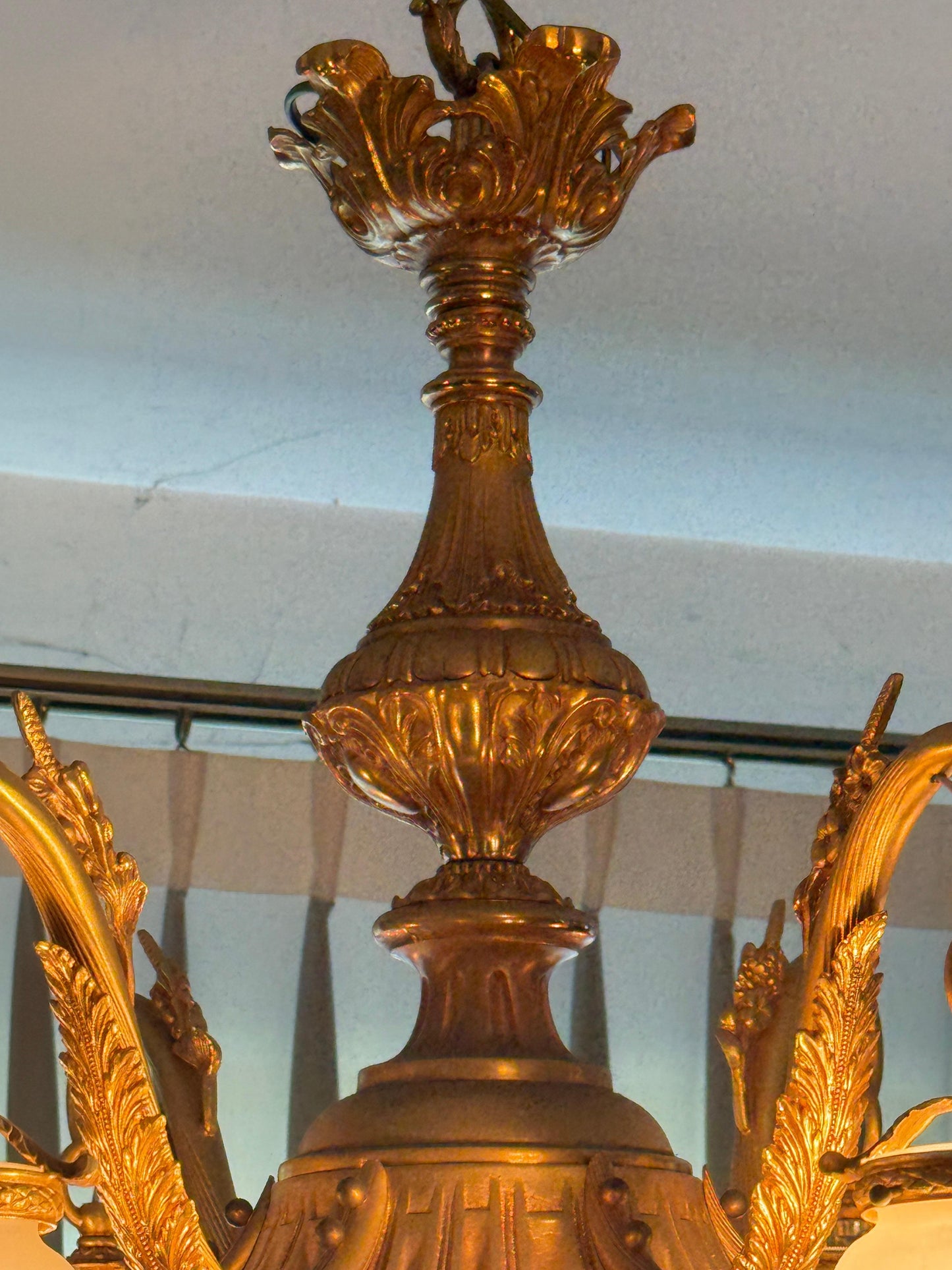 Splendido lampadario classico italiano con finiture dorate e vetro satinato