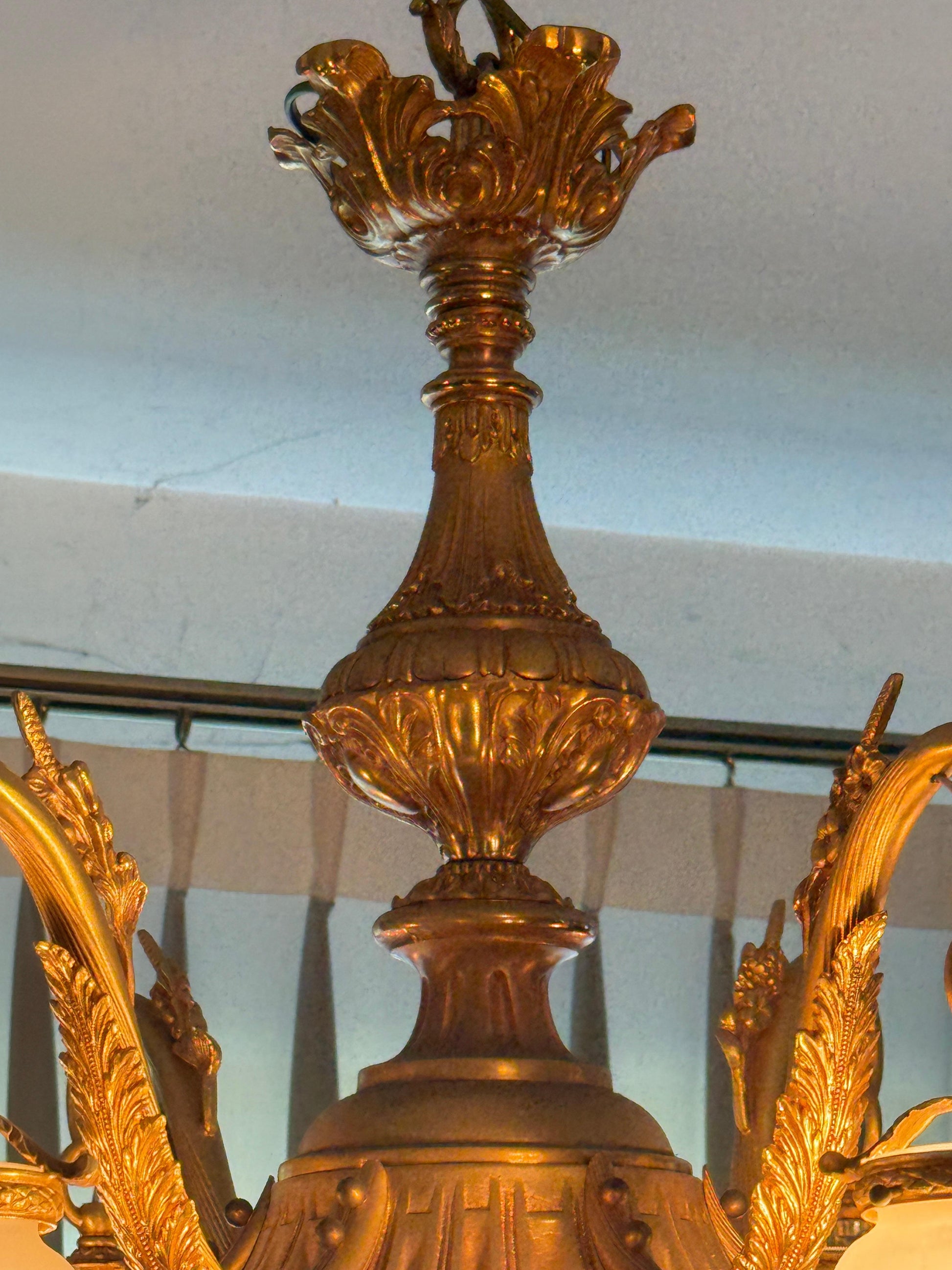 Splendido lampadario classico italiano con finiture dorate e vetro satinato