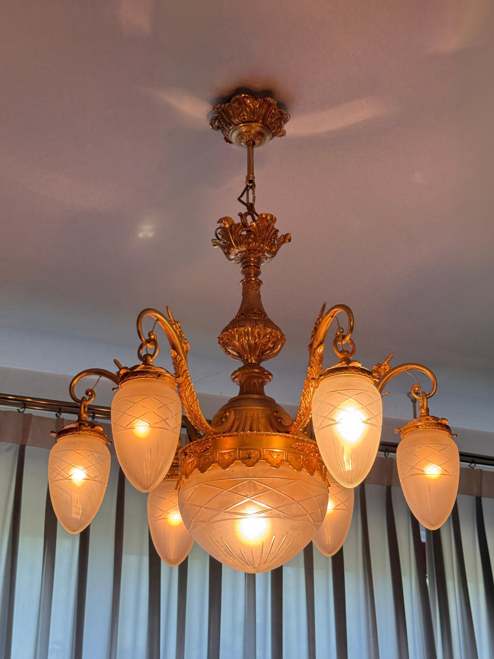 Splendido lampadario classico italiano con finiture dorate e vetro satinato