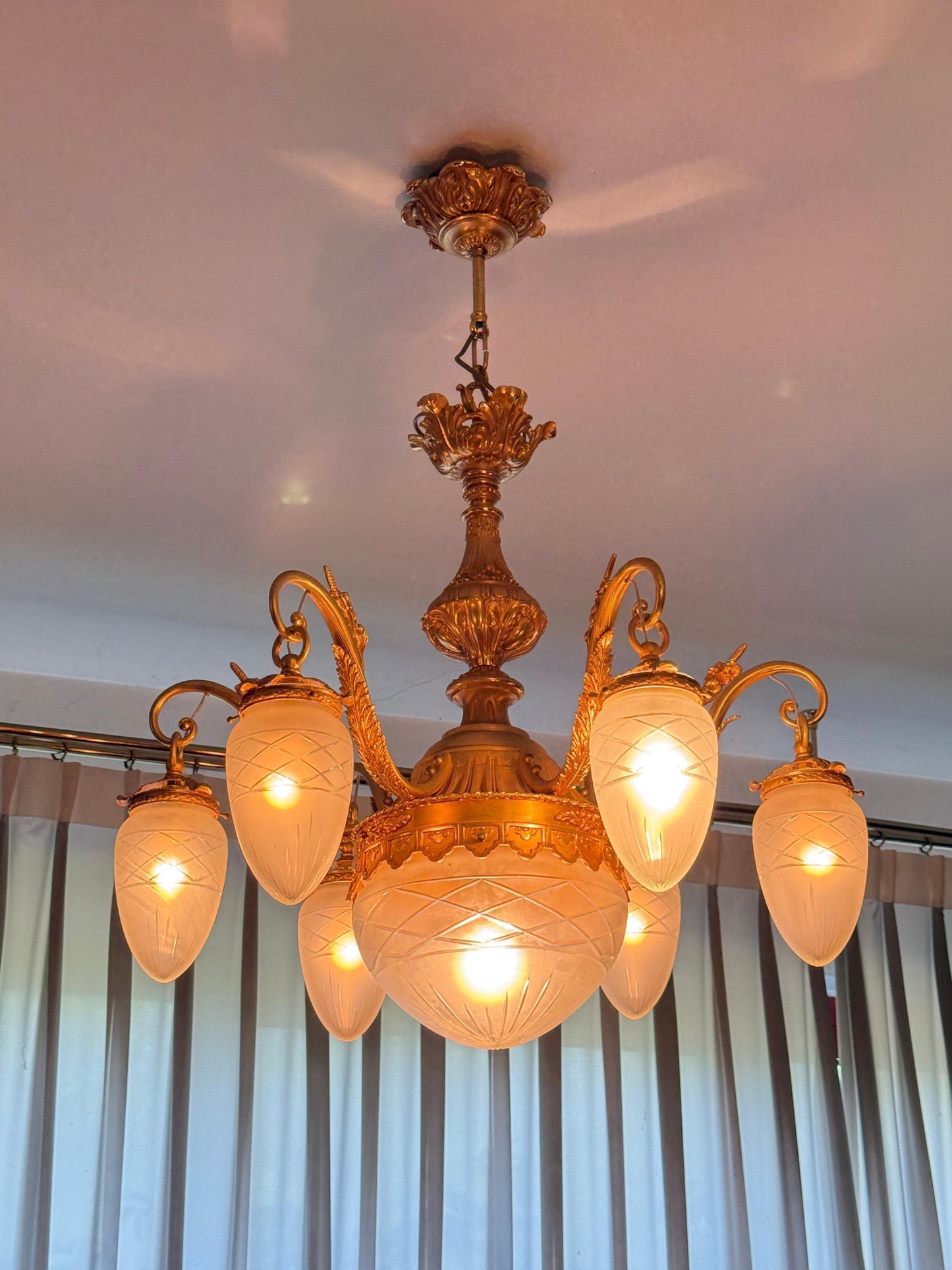 Splendido lampadario classico italiano con finiture dorate e vetro satinato