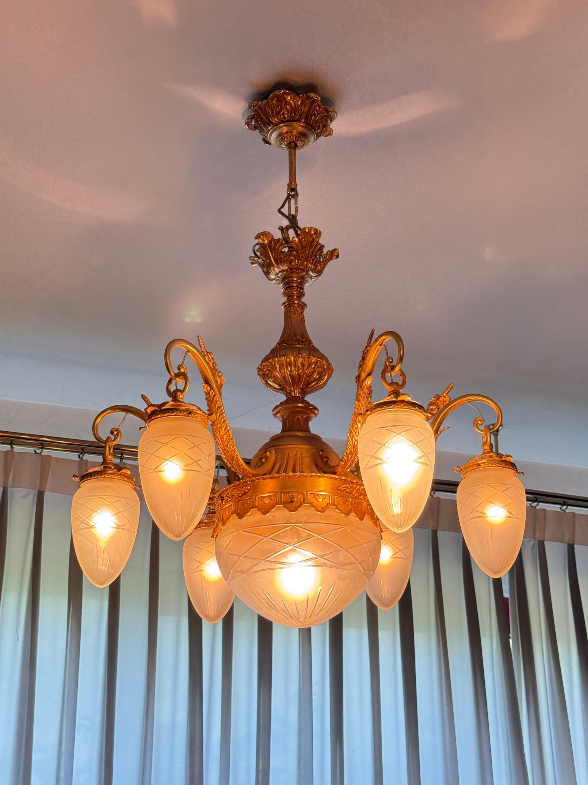 Splendido lampadario classico italiano con finiture dorate e vetro satinato