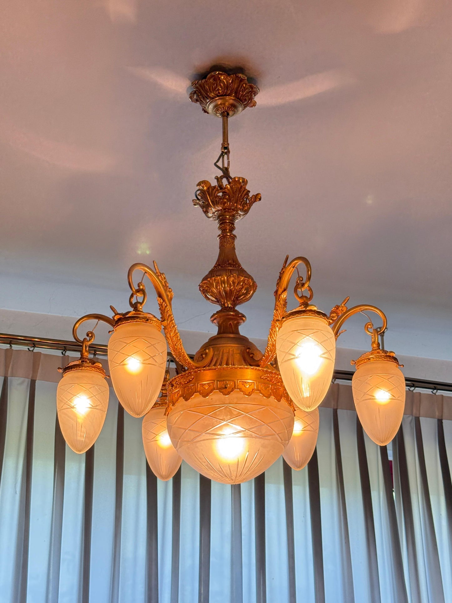 Splendido lampadario classico italiano con finiture dorate e vetro satinato