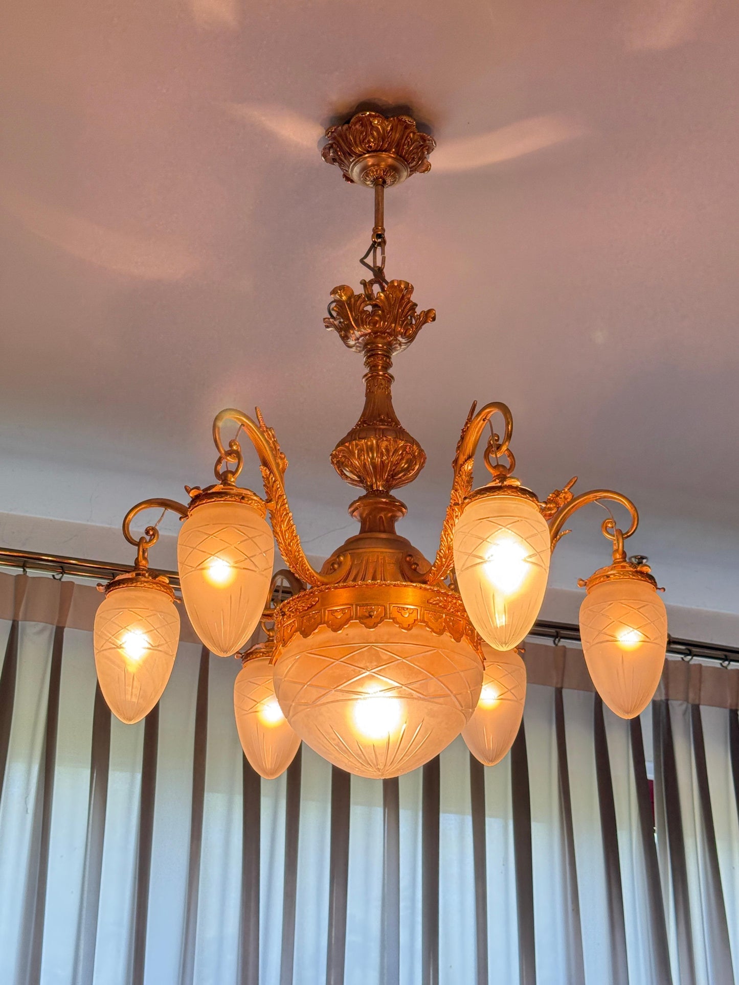 Splendido lampadario classico italiano con finiture dorate e vetro satinato