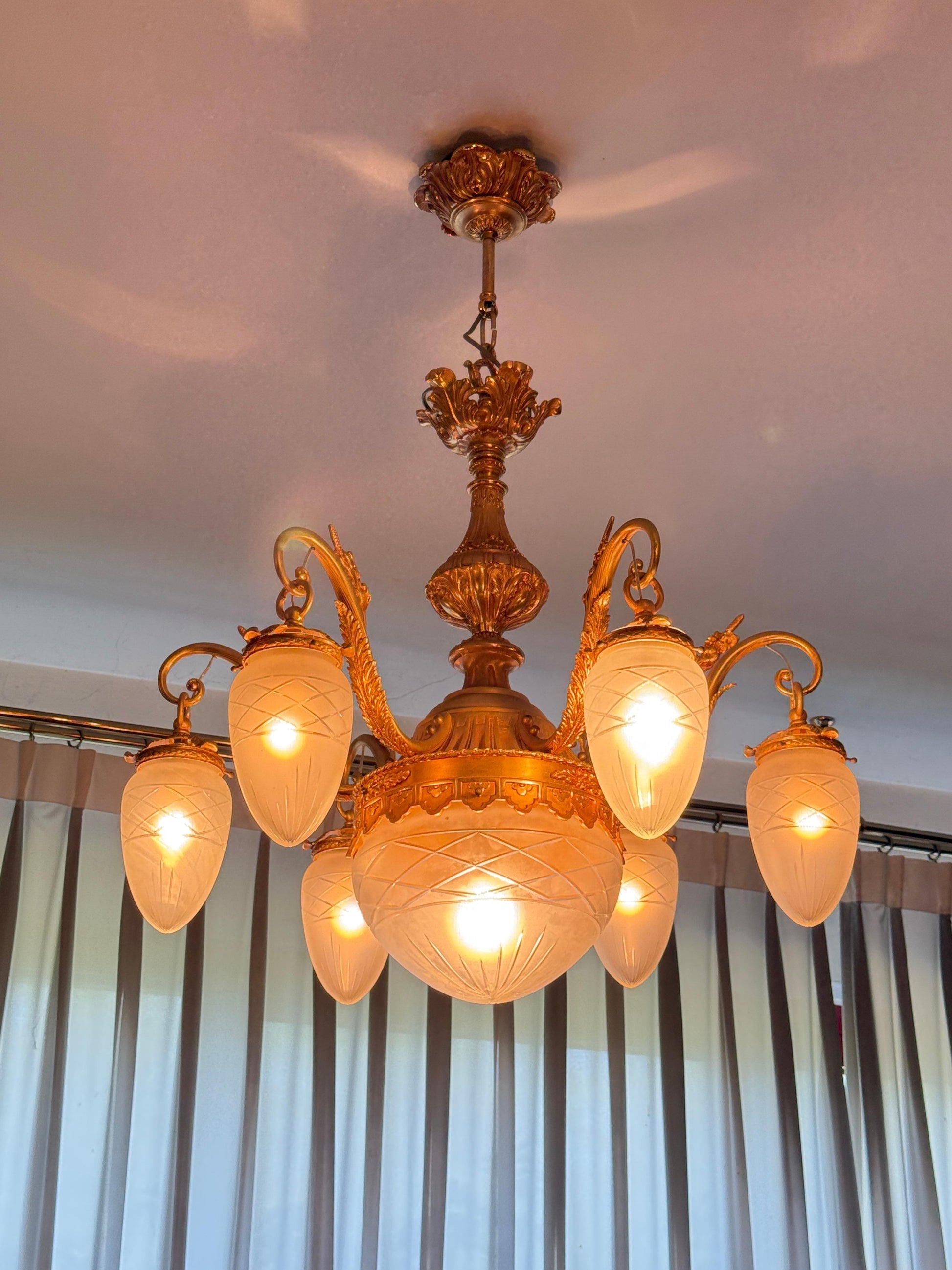 Splendido lampadario classico italiano con finiture dorate e vetro satinato