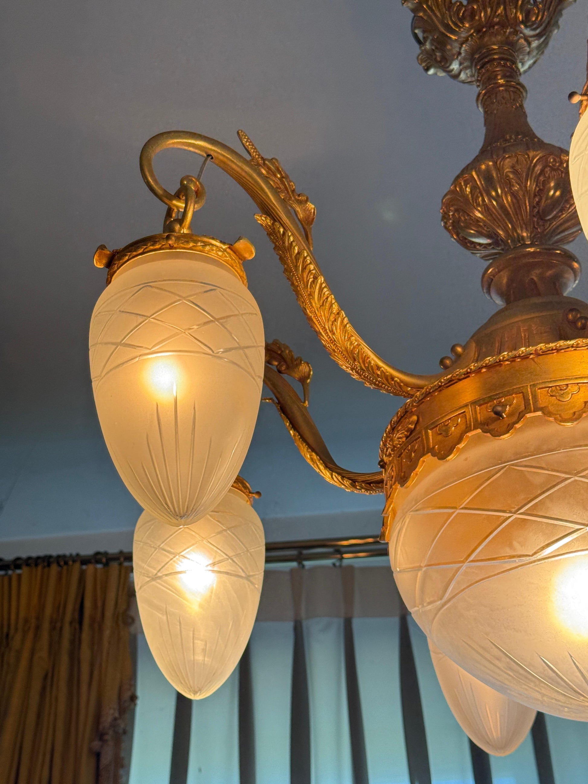 Splendido lampadario classico italiano con finiture dorate e vetro satinato