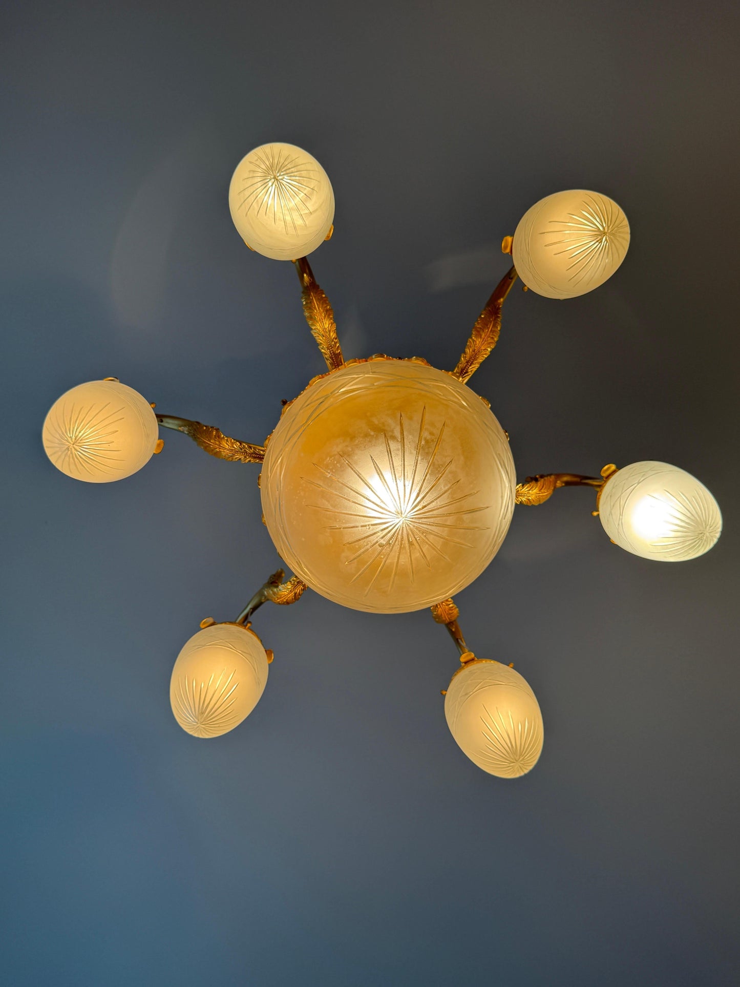 Splendido lampadario classico italiano con finiture dorate e vetro satinato