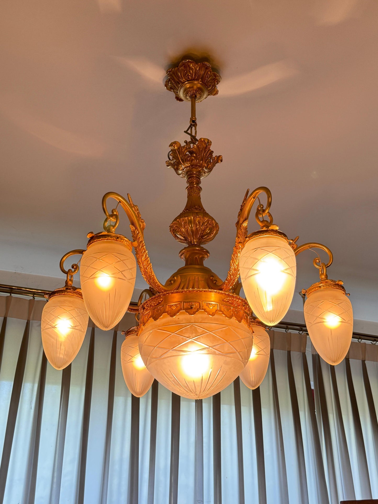 Splendido lampadario classico italiano con finiture dorate e vetro satinato