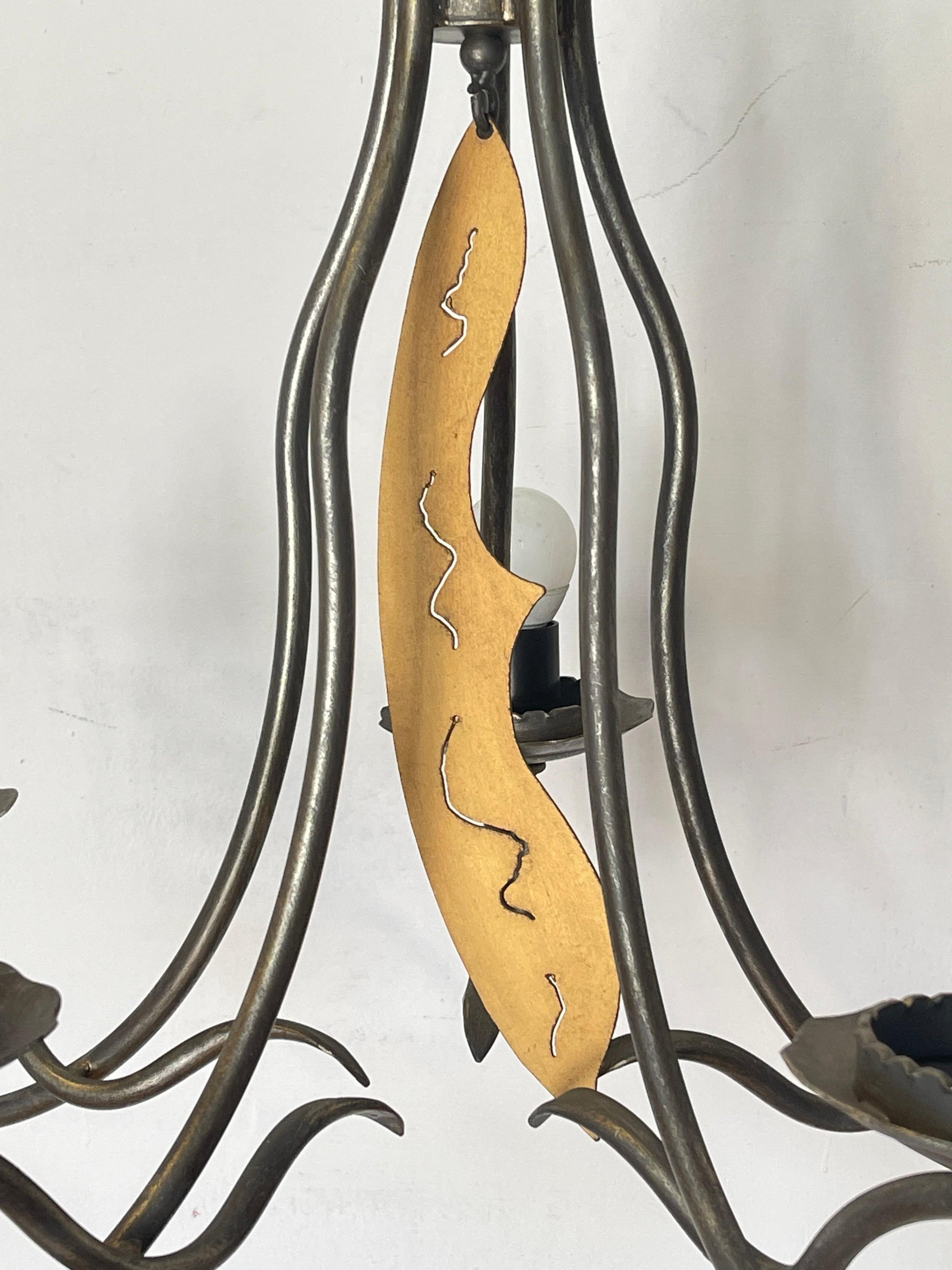 Lampadario Vintage in Ferro Battuto – Stile Artigianale Unico