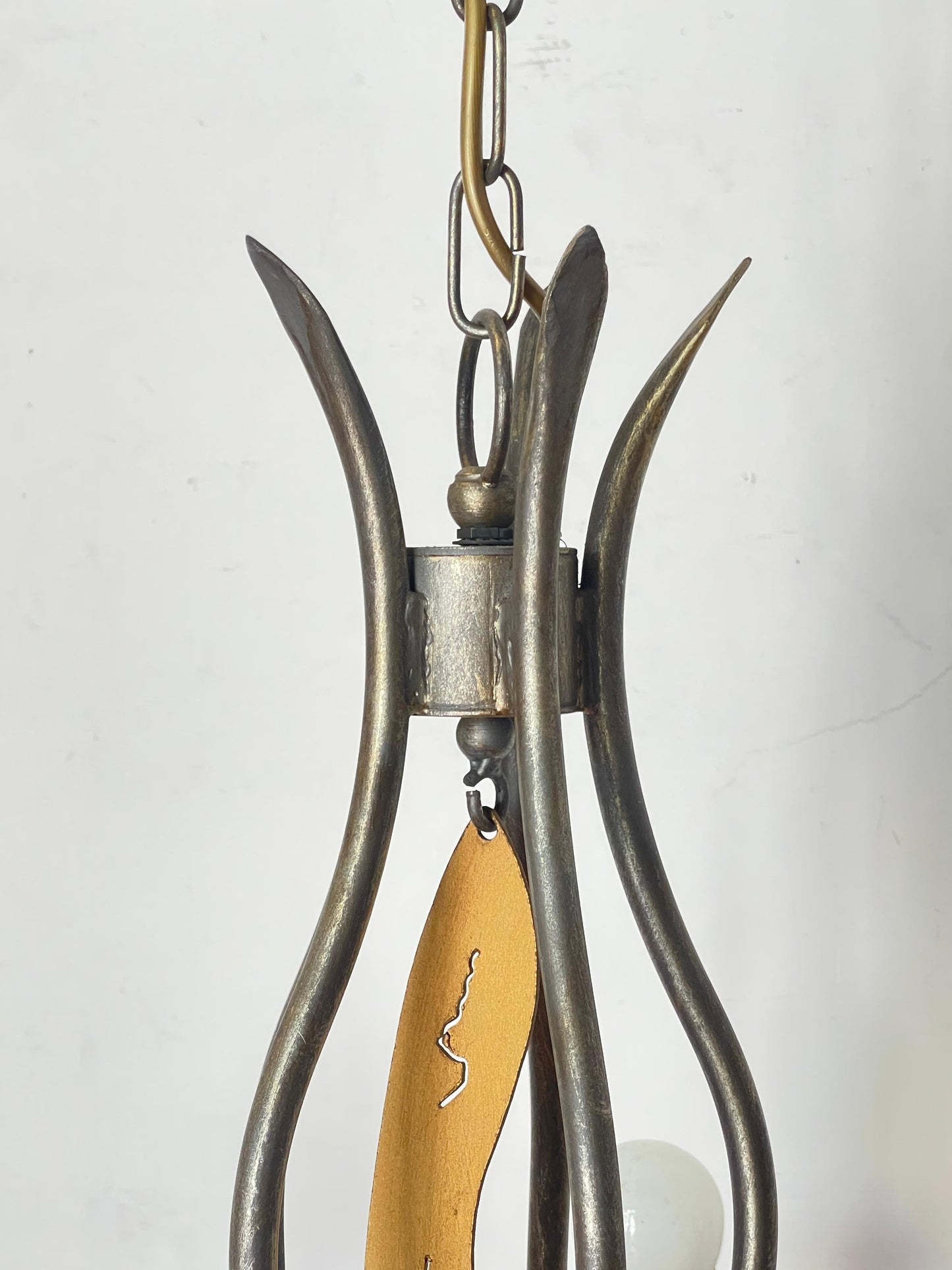 Lampadario Vintage in Ferro Battuto – Stile Artigianale Unico