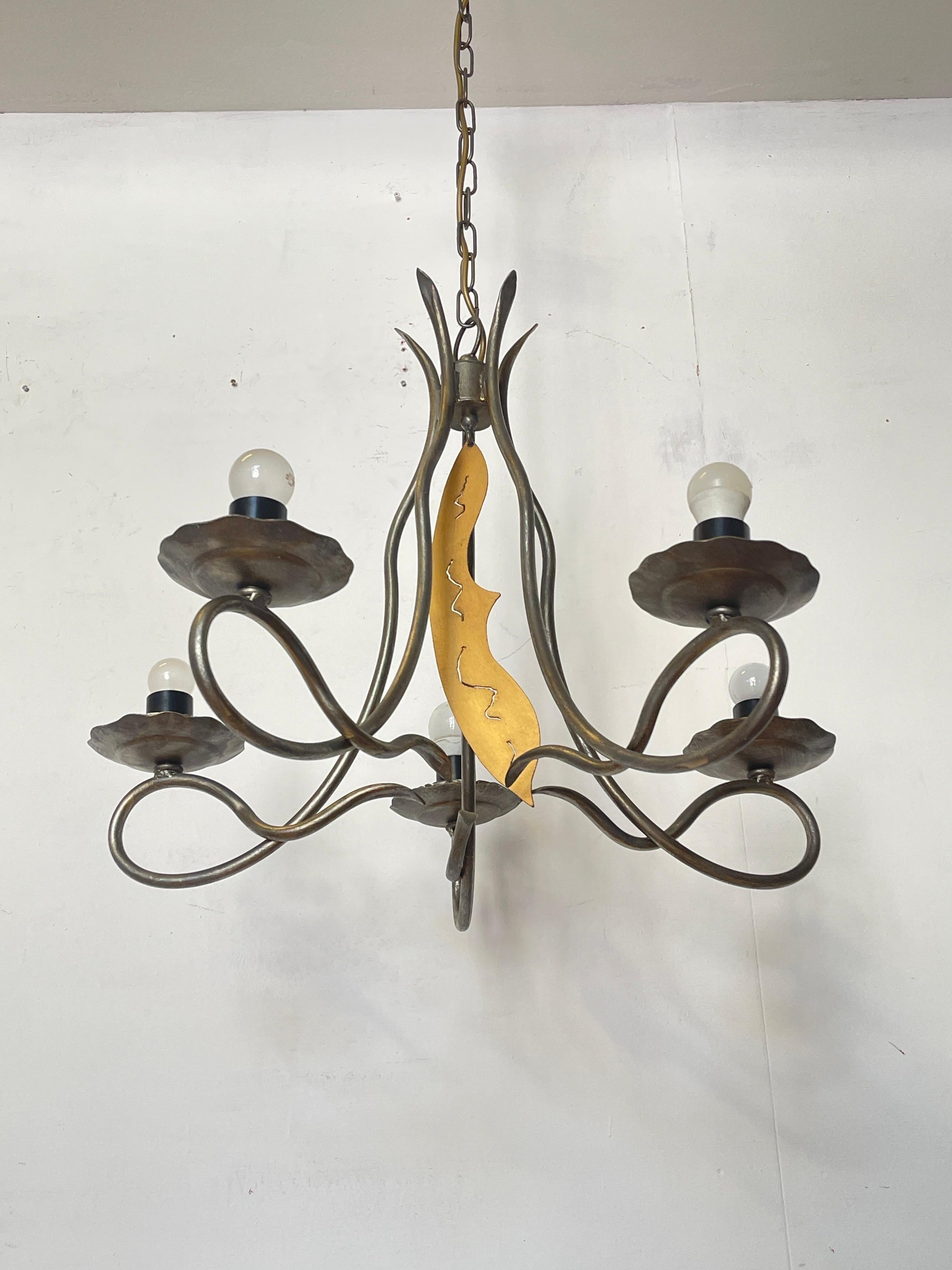 Lampadario Vintage in Ferro Battuto – Stile Artigianale Unico