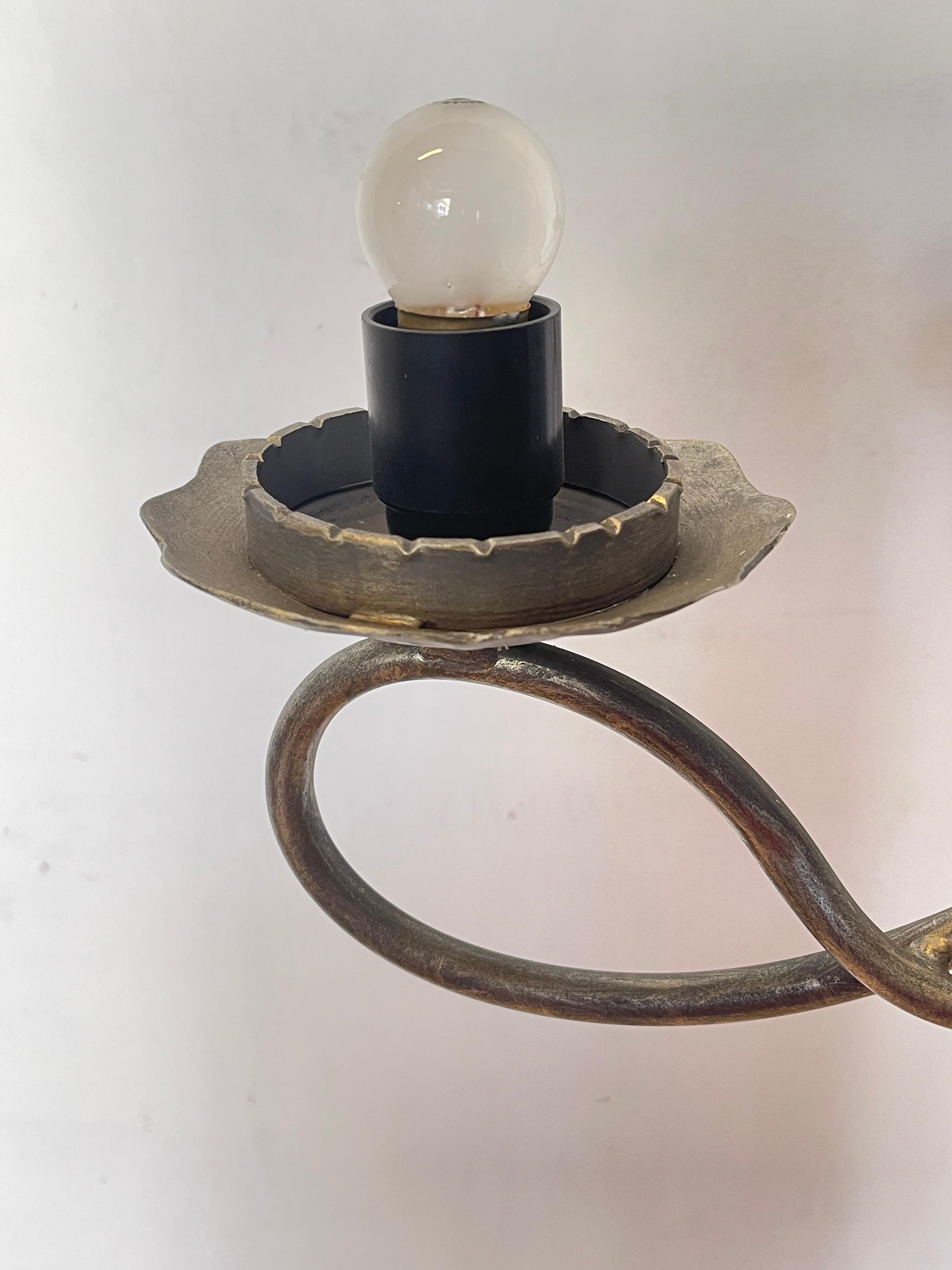 Lampadario Vintage in Ferro Battuto – Stile Artigianale Unico
