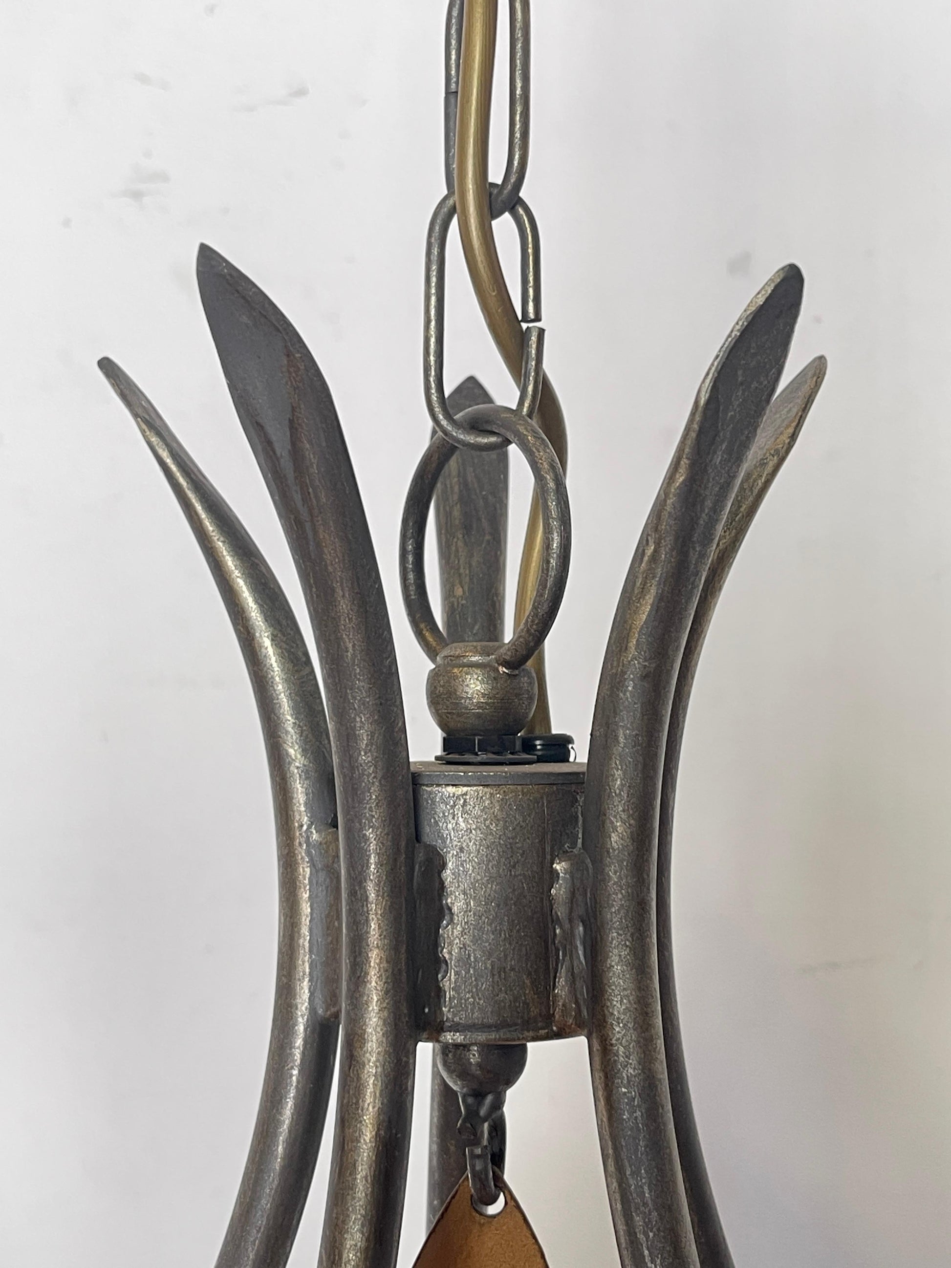 Lampadario Vintage in Ferro Battuto – Stile Artigianale Unico