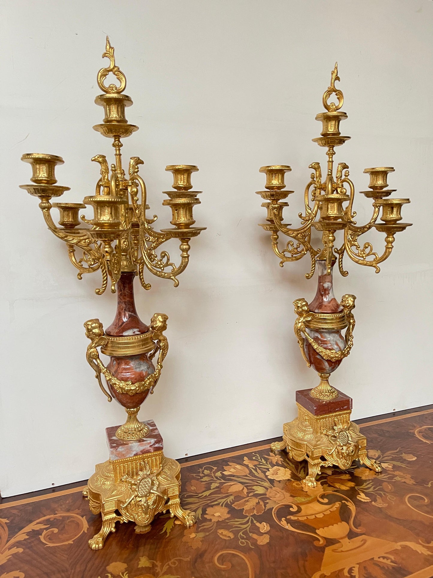 Coppia di Candelabri in Marmo Rosso e Bronzo Dorato – Stile Luigi XVI