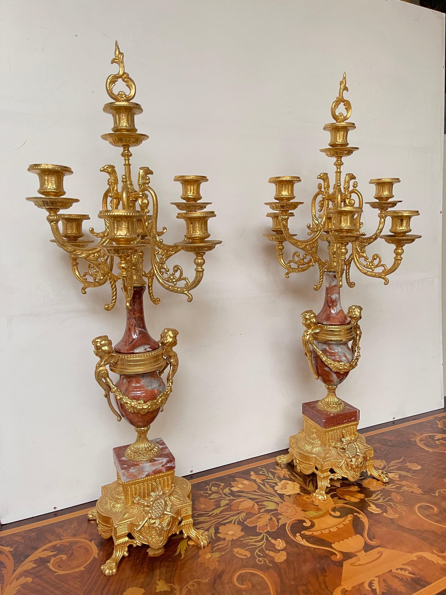 Coppia di Candelabri in Marmo Rosso e Bronzo Dorato – Stile Luigi XVI