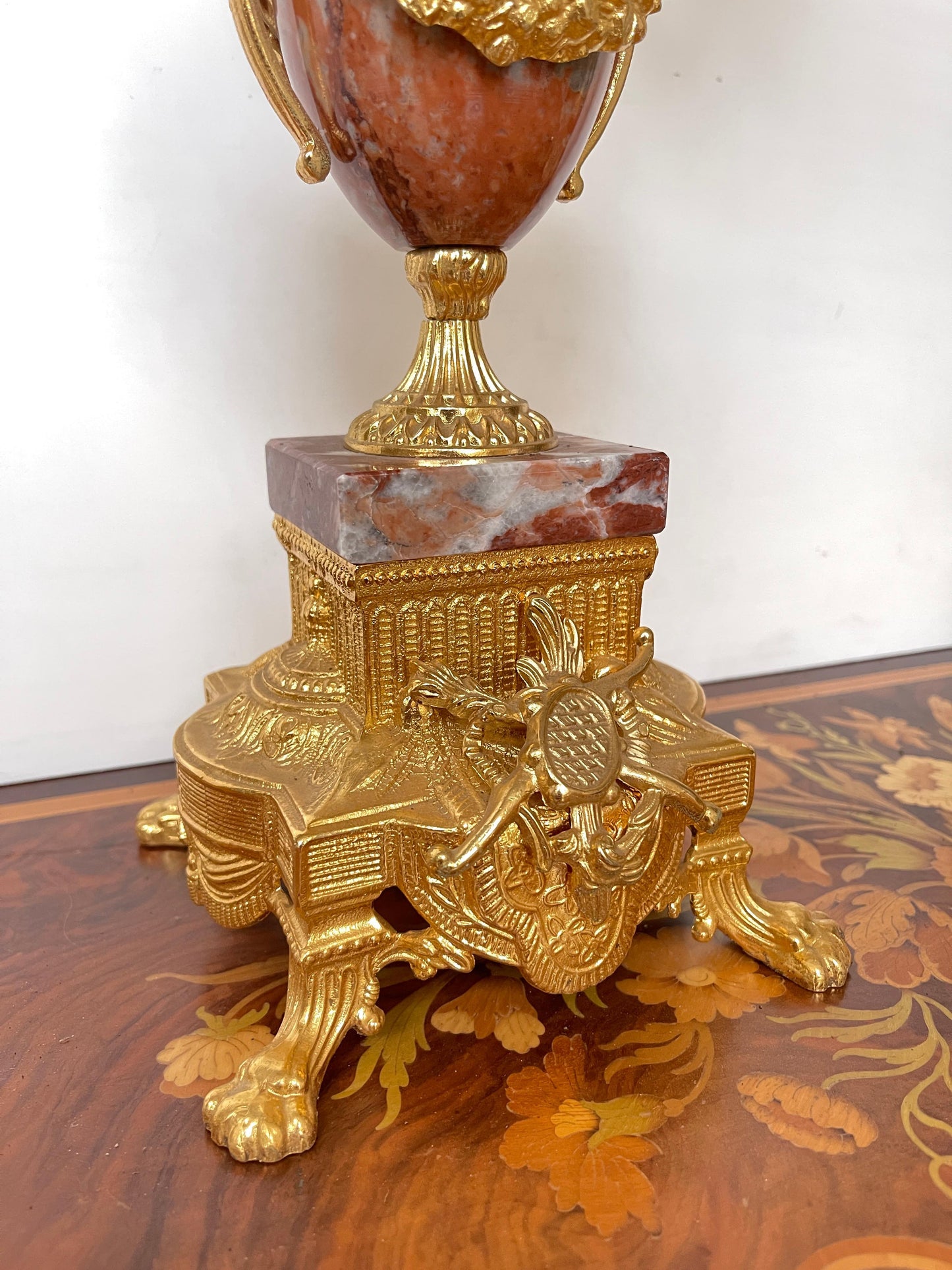 Coppia di Candelabri in Marmo Rosso e Bronzo Dorato – Stile Luigi XVI