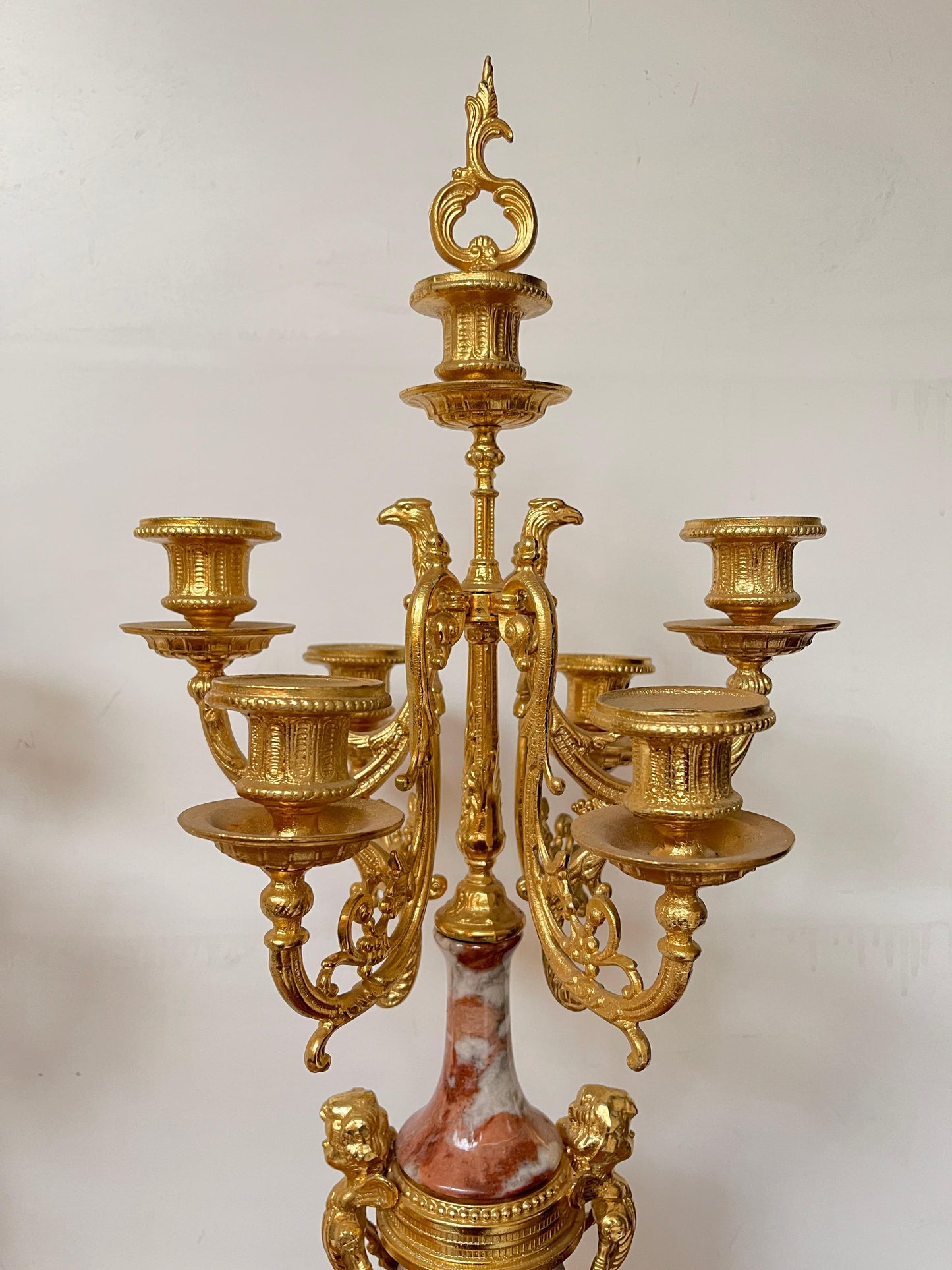 Coppia di Candelabri in Marmo Rosso e Bronzo Dorato – Stile Luigi XVI
