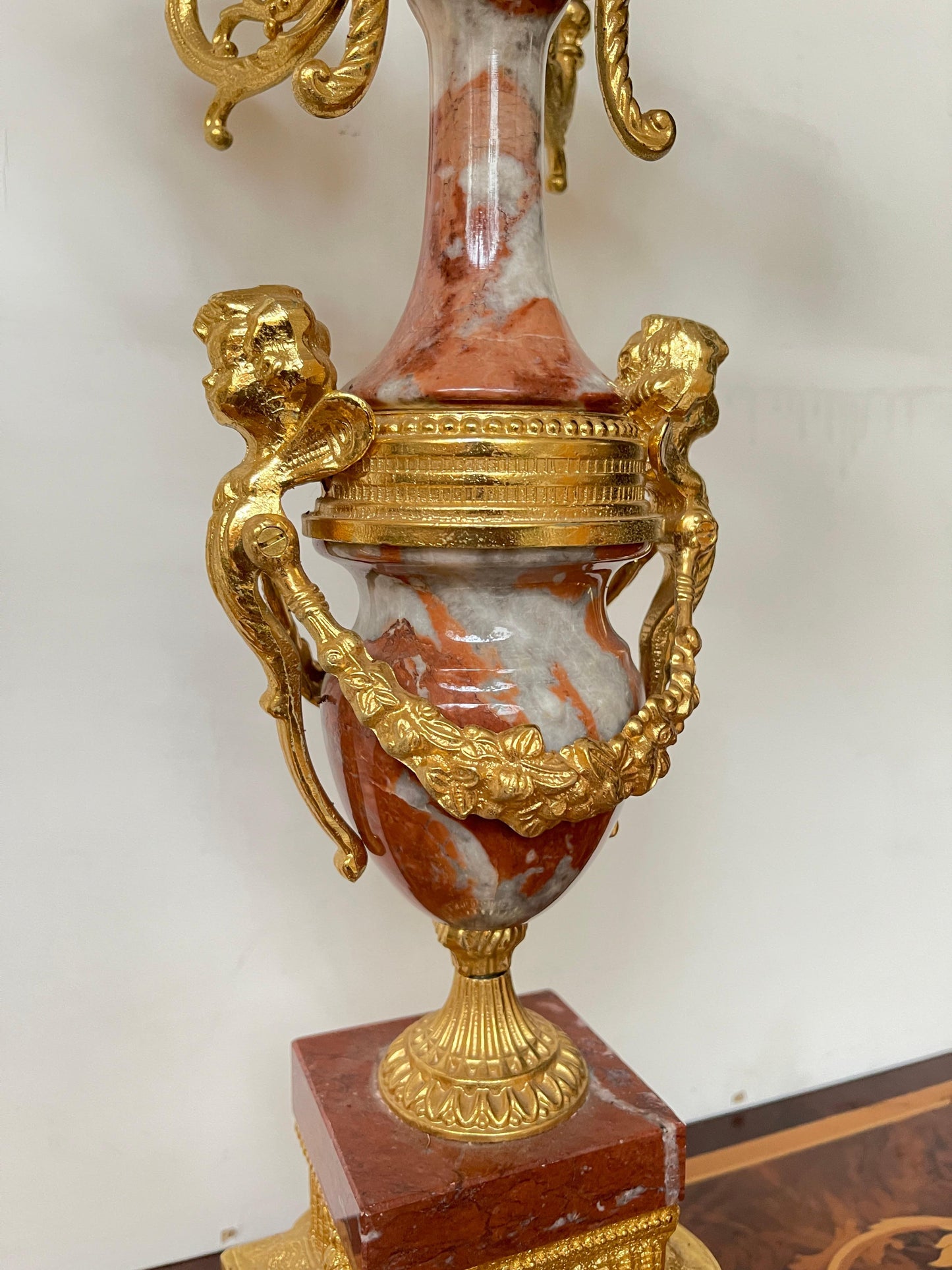 Coppia di Candelabri in Marmo Rosso e Bronzo Dorato – Stile Luigi XVI