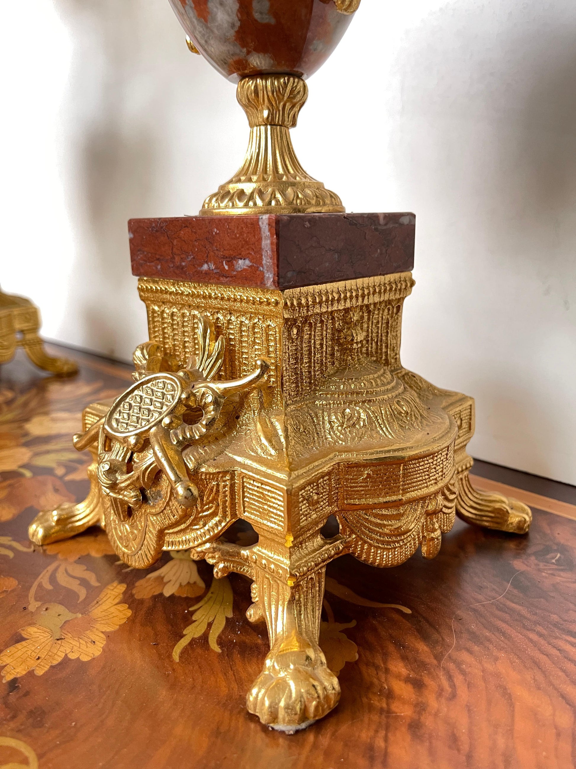 Coppia di Candelabri in Marmo Rosso e Bronzo Dorato – Stile Luigi XVI