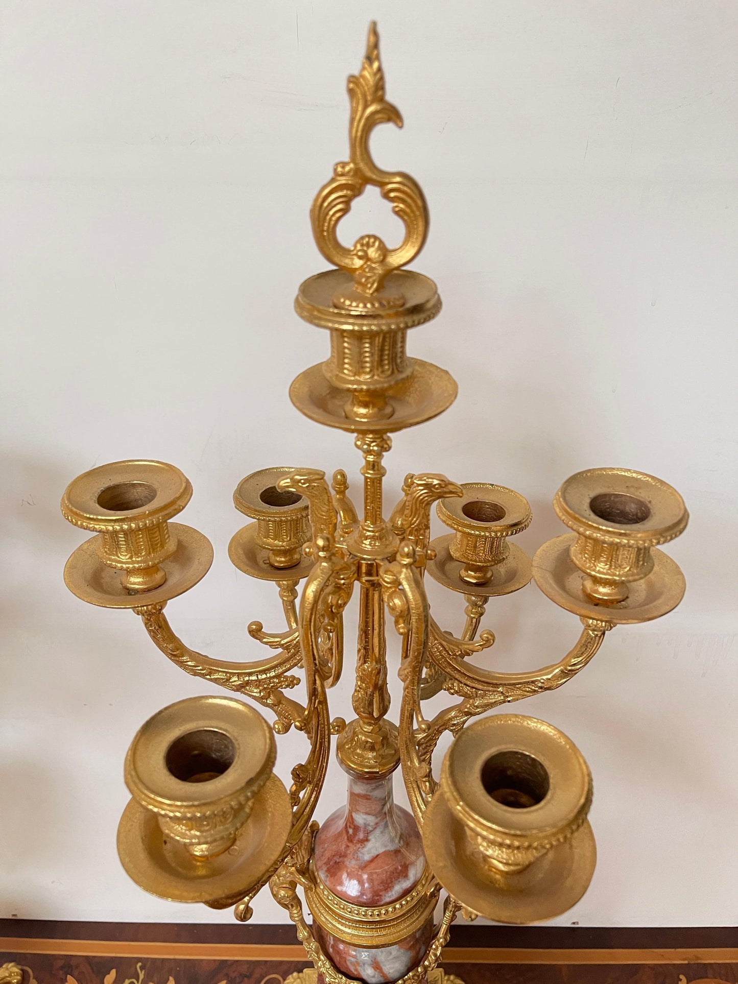 Coppia di Candelabri in Marmo Rosso e Bronzo Dorato – Stile Luigi XVI