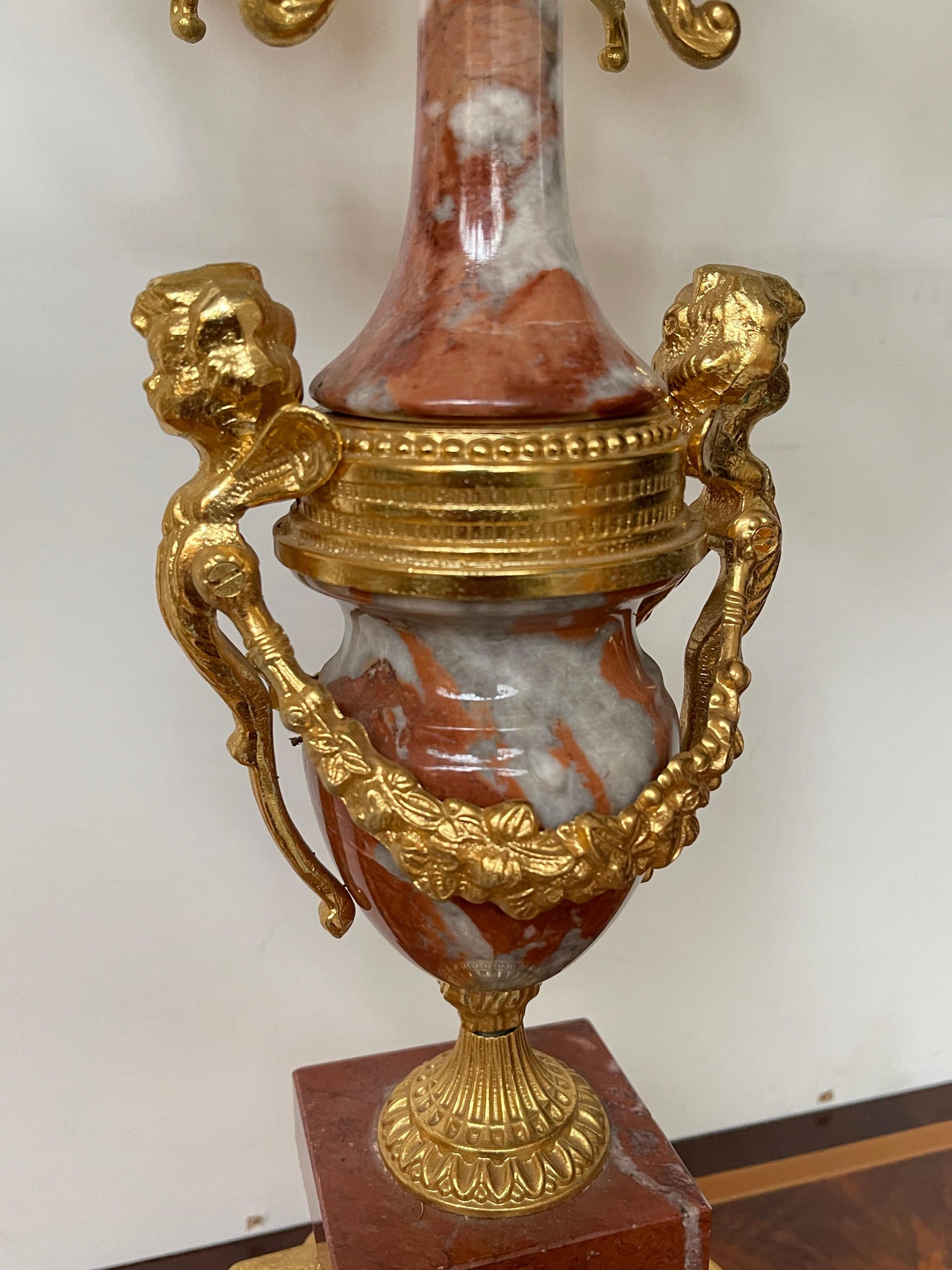 Coppia di Candelabri in Marmo Rosso e Bronzo Dorato – Stile Luigi XVI