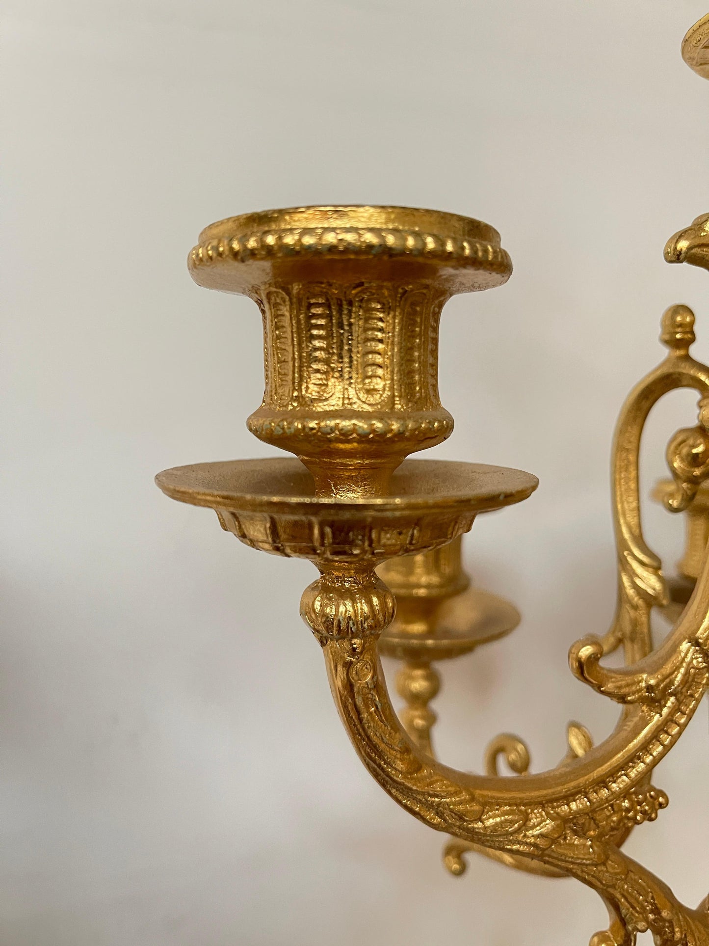 Coppia di Candelabri in Marmo Rosso e Bronzo Dorato – Stile Luigi XVI