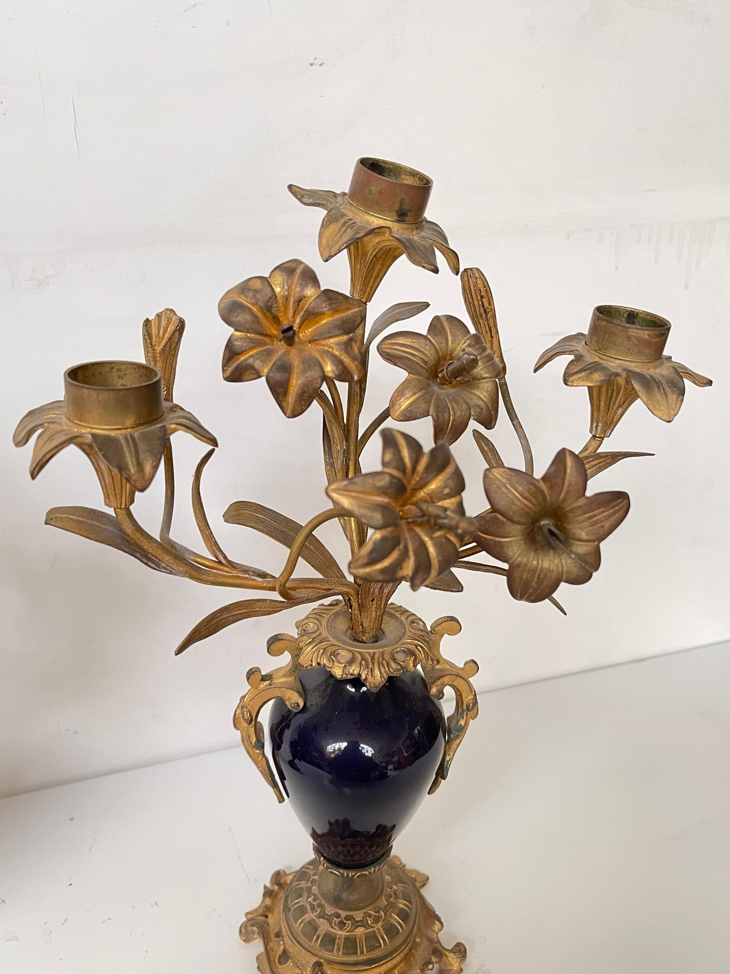 Coppia di Candelabri in Bronzo Dorato e Porcellana Blu Cobalto – Stile Luigi XV