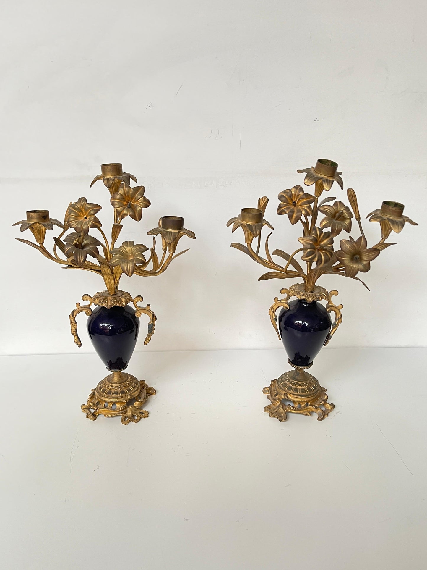 Coppia di Candelabri in Bronzo Dorato e Porcellana Blu Cobalto – Stile Luigi XV