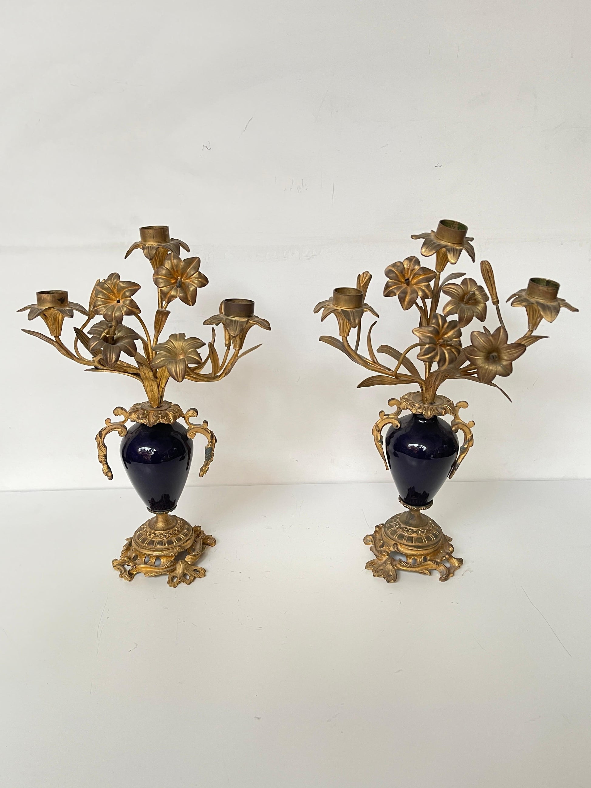 Coppia di Candelabri in Bronzo Dorato e Porcellana Blu Cobalto – Stile Luigi XV