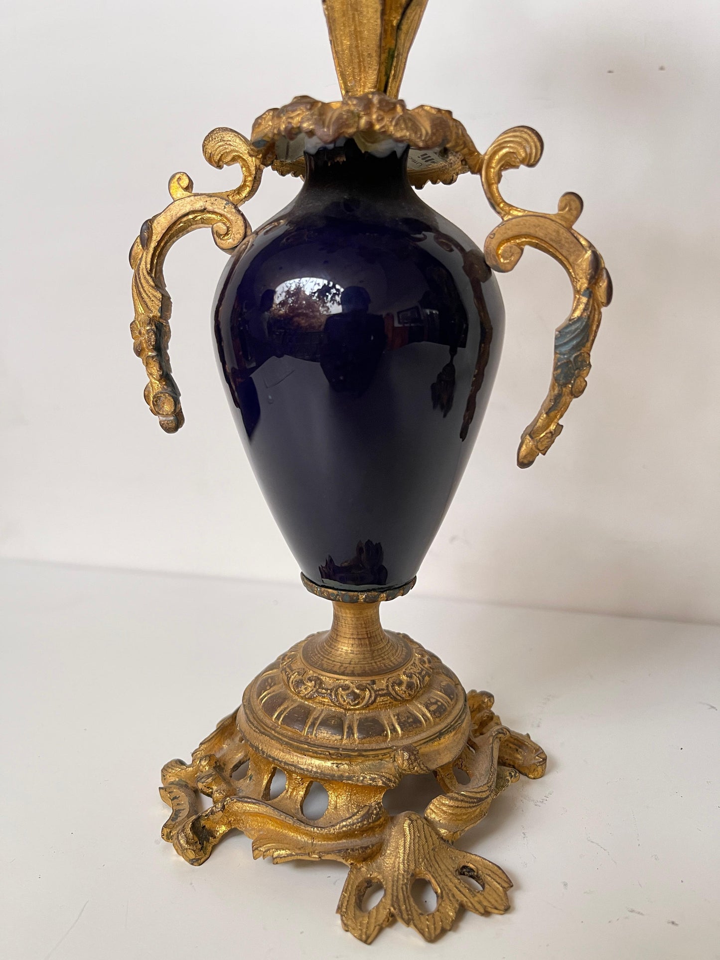 Coppia di Candelabri in Bronzo Dorato e Porcellana Blu Cobalto – Stile Luigi XV