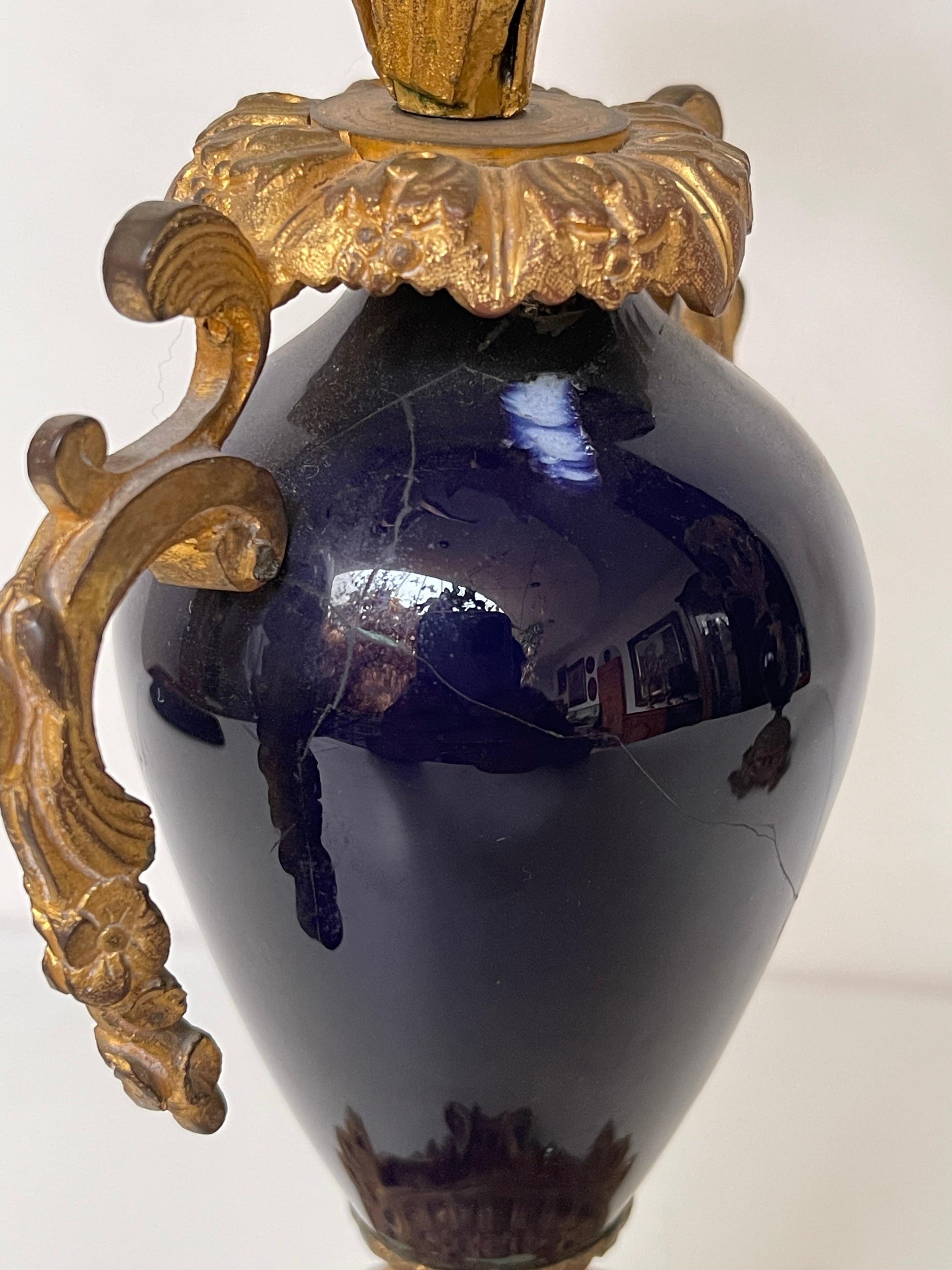 Coppia di Candelabri in Bronzo Dorato e Porcellana Blu Cobalto – Stile Luigi XV