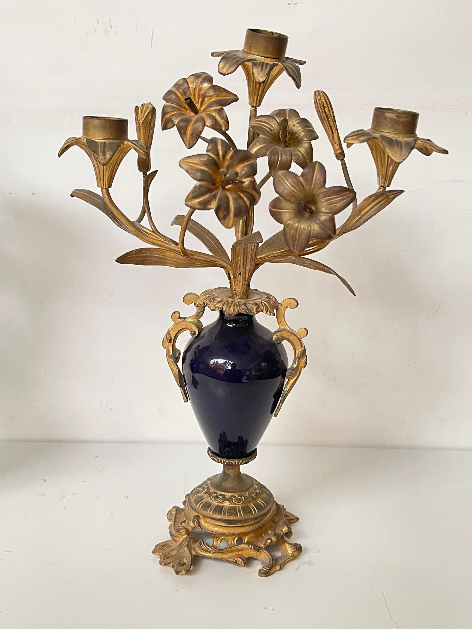 Coppia di Candelabri in Bronzo Dorato e Porcellana Blu Cobalto – Stile Luigi XV