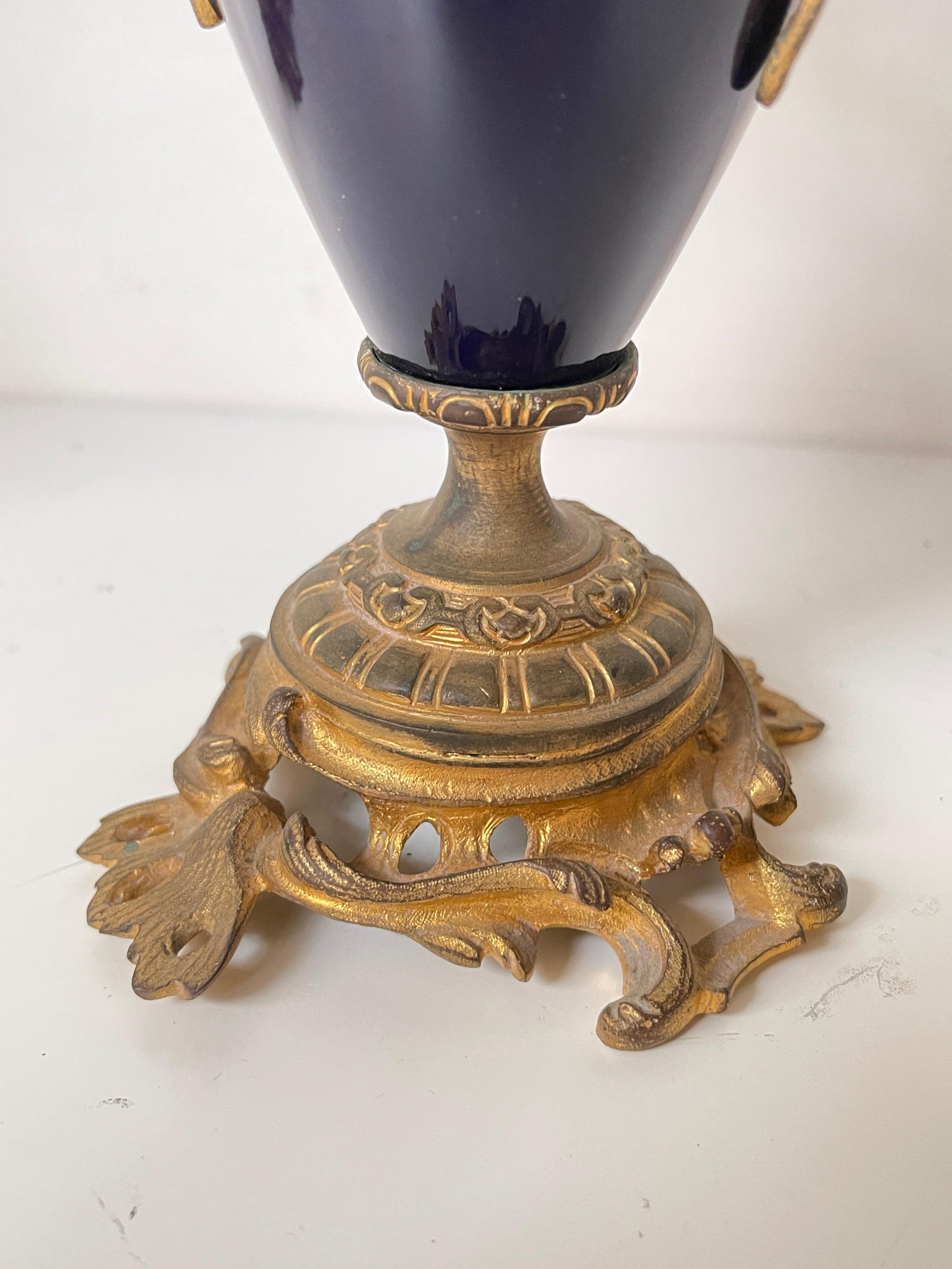 Coppia di Candelabri in Bronzo Dorato e Porcellana Blu Cobalto – Stile Luigi XV