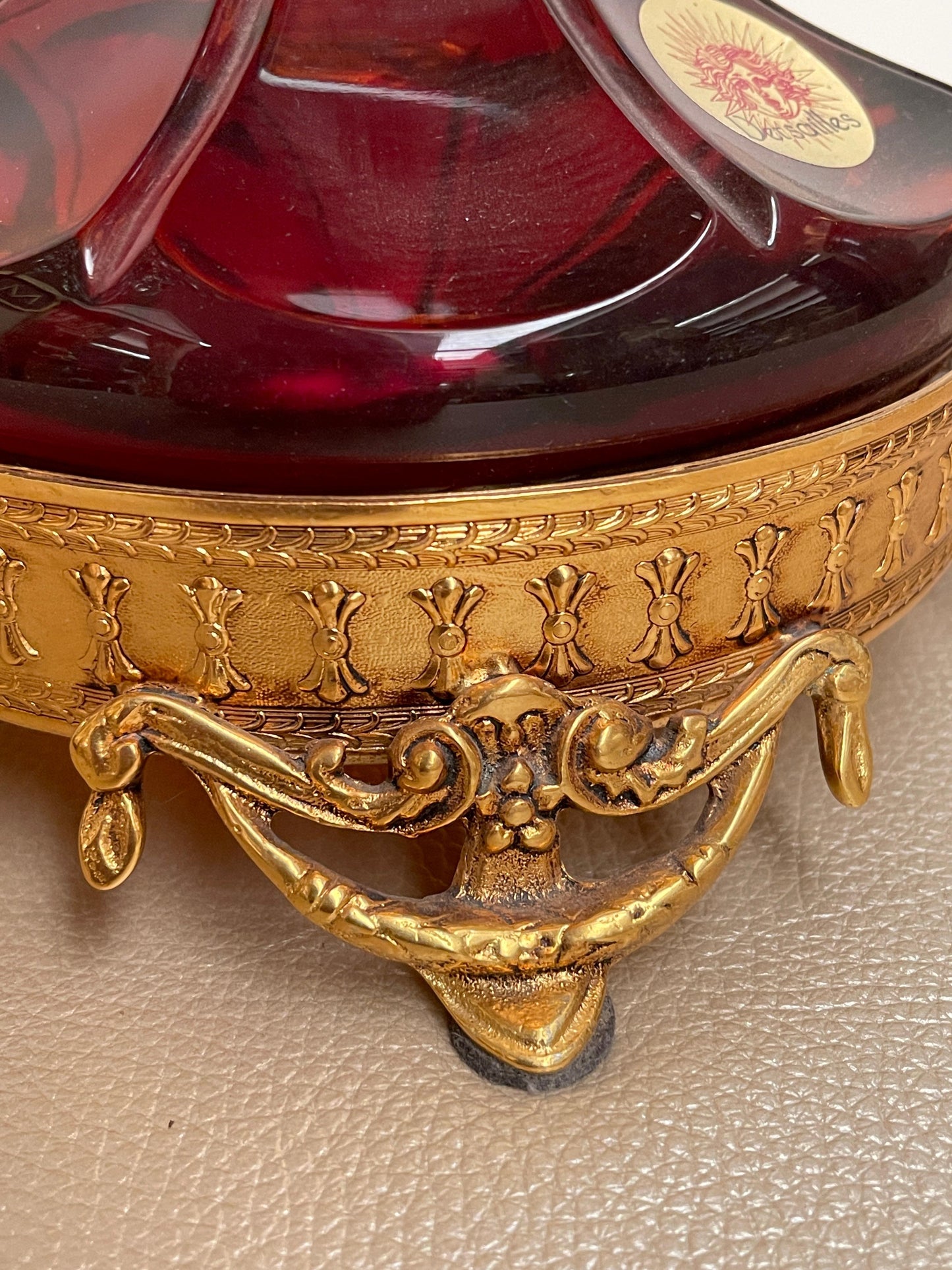 Vaso in Cristallo Soffiato Ambra con Montatura in Bronzo Dorato – Stile Neoclass