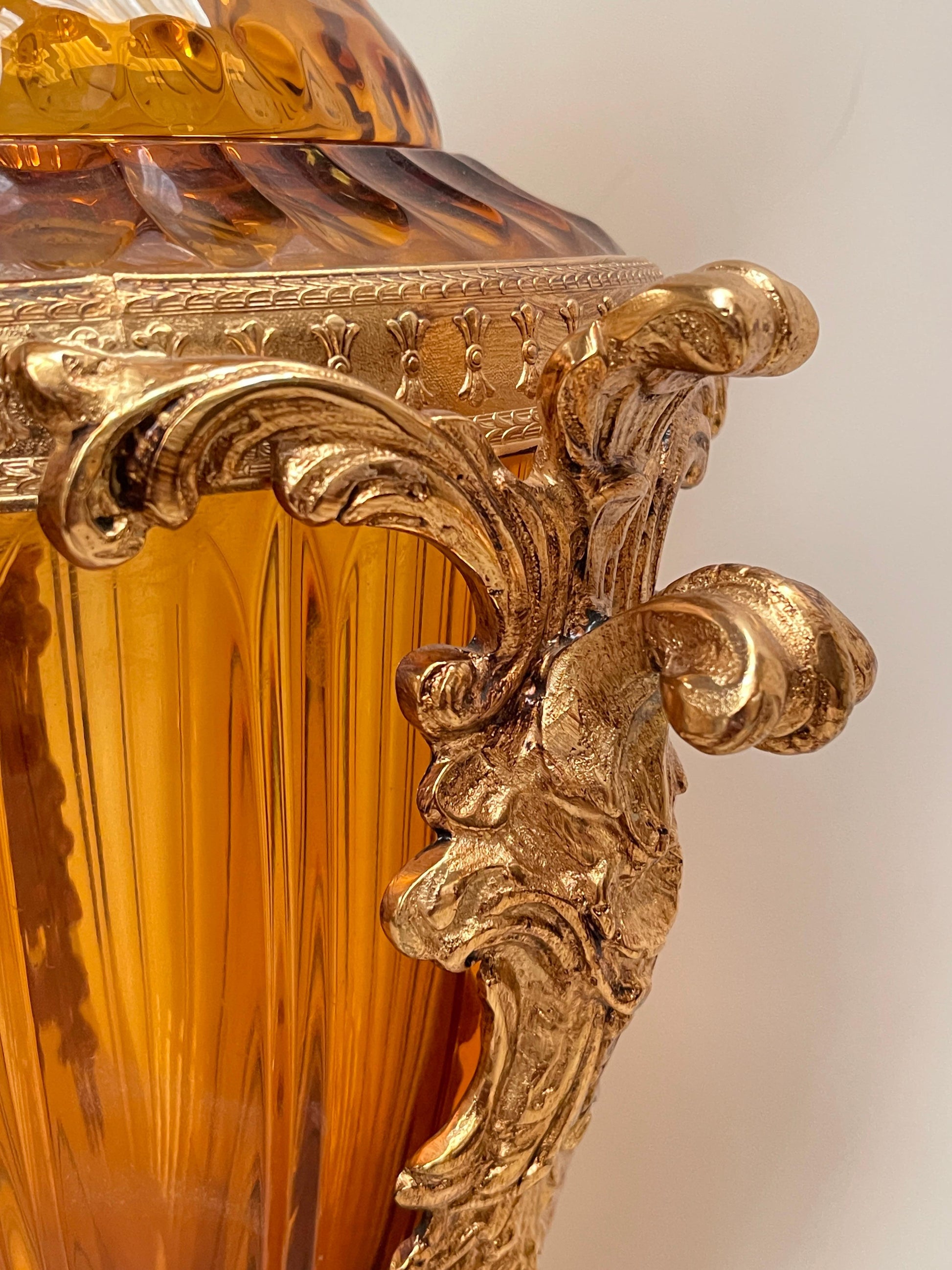 Vaso in Cristallo Soffiato Ambra con Montatura in Bronzo Dorato – Stile Neoclass