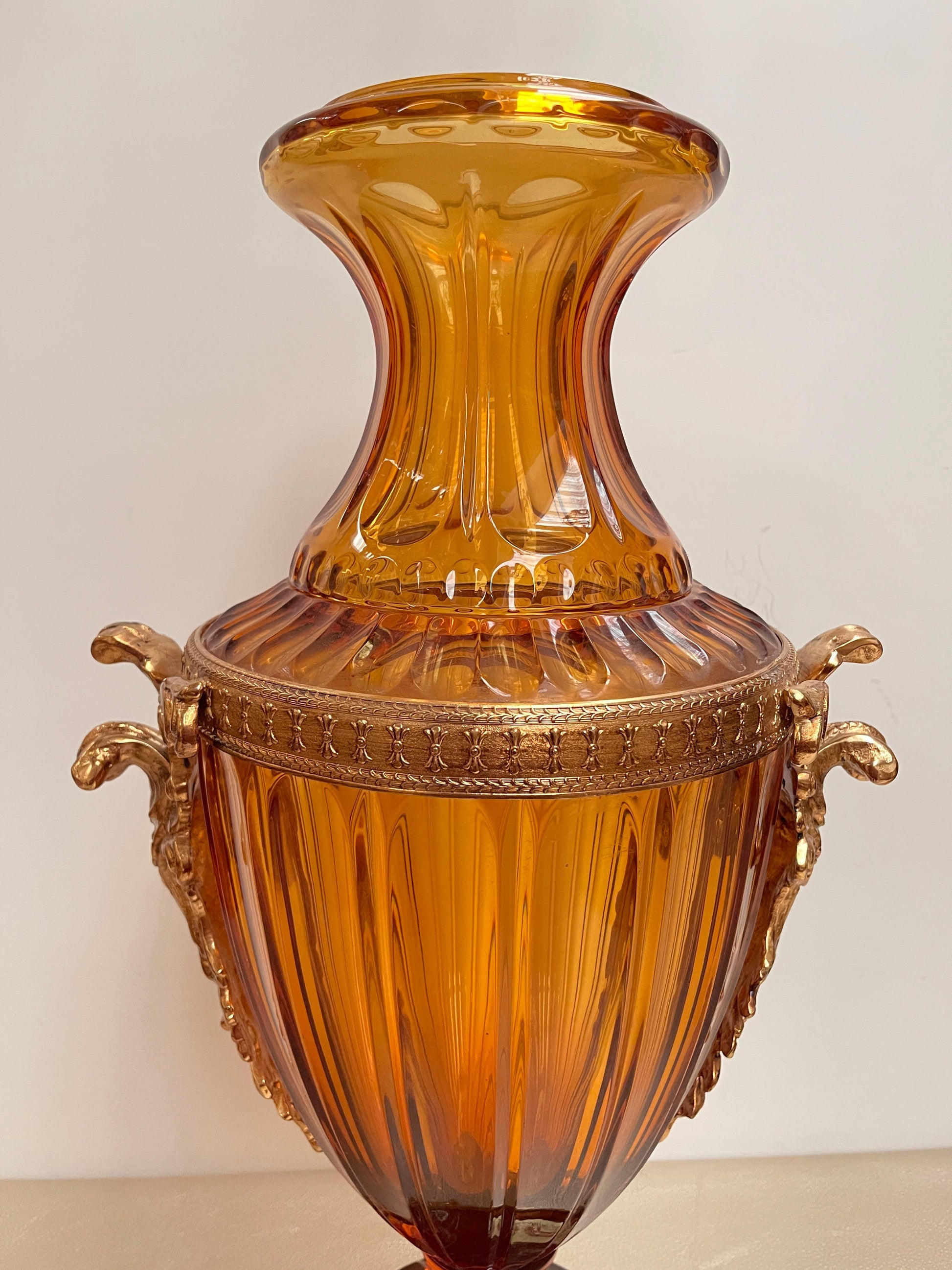 Vaso in Cristallo Soffiato Ambra con Montatura in Bronzo Dorato – Stile Neoclass