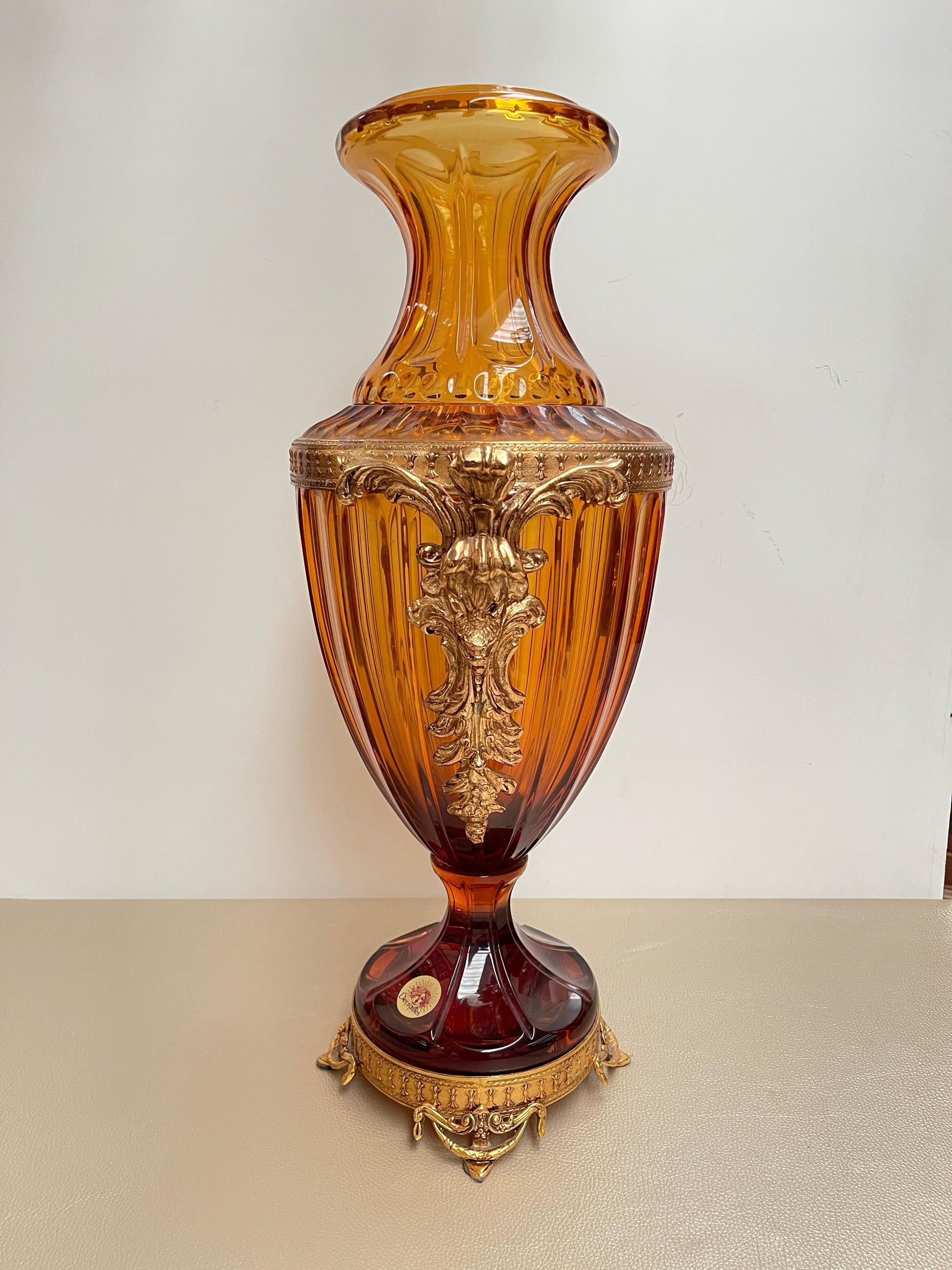 Vaso in Cristallo Soffiato Ambra con Montatura in Bronzo Dorato – Stile Neoclass