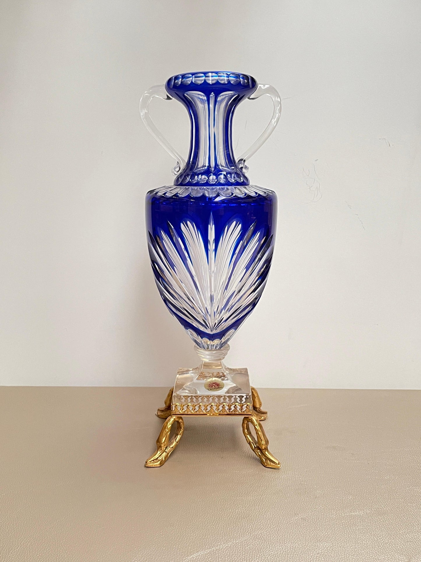 Anfora in cristallo blu e oro stile Versailles – Eleganza francese d’epoca.